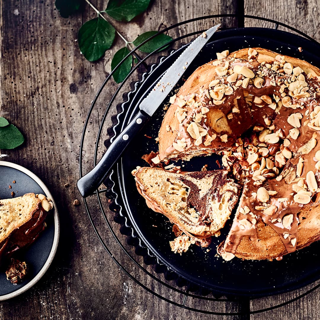 Sie mögen Erdnüsse und Marmorkuchen? Dann wird diese Zerschmelzung für einen Kuchen Sie aus der Bahn werfen. Eine tolle Kombination ist unser Erdnussbutter-Marmorkuchen.