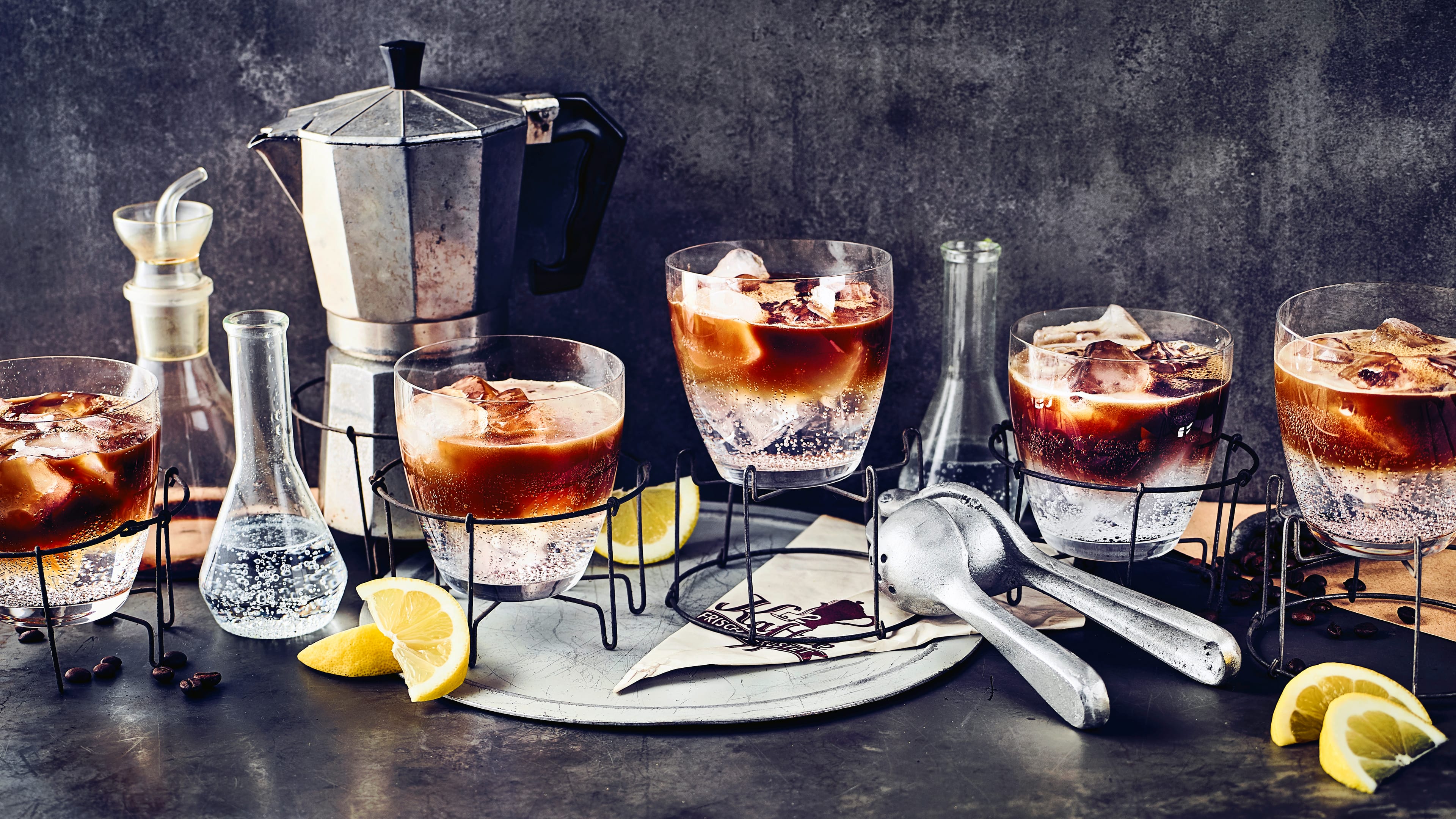 Espresso Tonic Absolut trendig und herrlich erfrischend für den Sommer: Servieren Sie Ihren Gästen einmal Espresso Tonic oder genießen Sie ihn ganz für sich alleine – je nach Geschmack und am besten eiskalt.