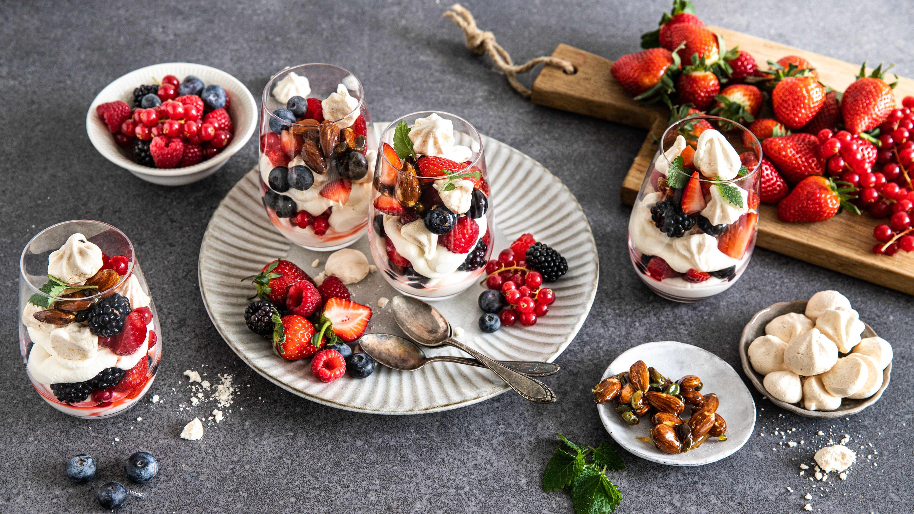 Eton Mess Beim nächsten Abendessen mit Freunden bringen Sie doch einfach das Dessert mit: Eton Mess – ein köstliches Dessert aus der englischen Küche aus Sahne, Baiser, frischen Beeren und Mandel-Krokant.