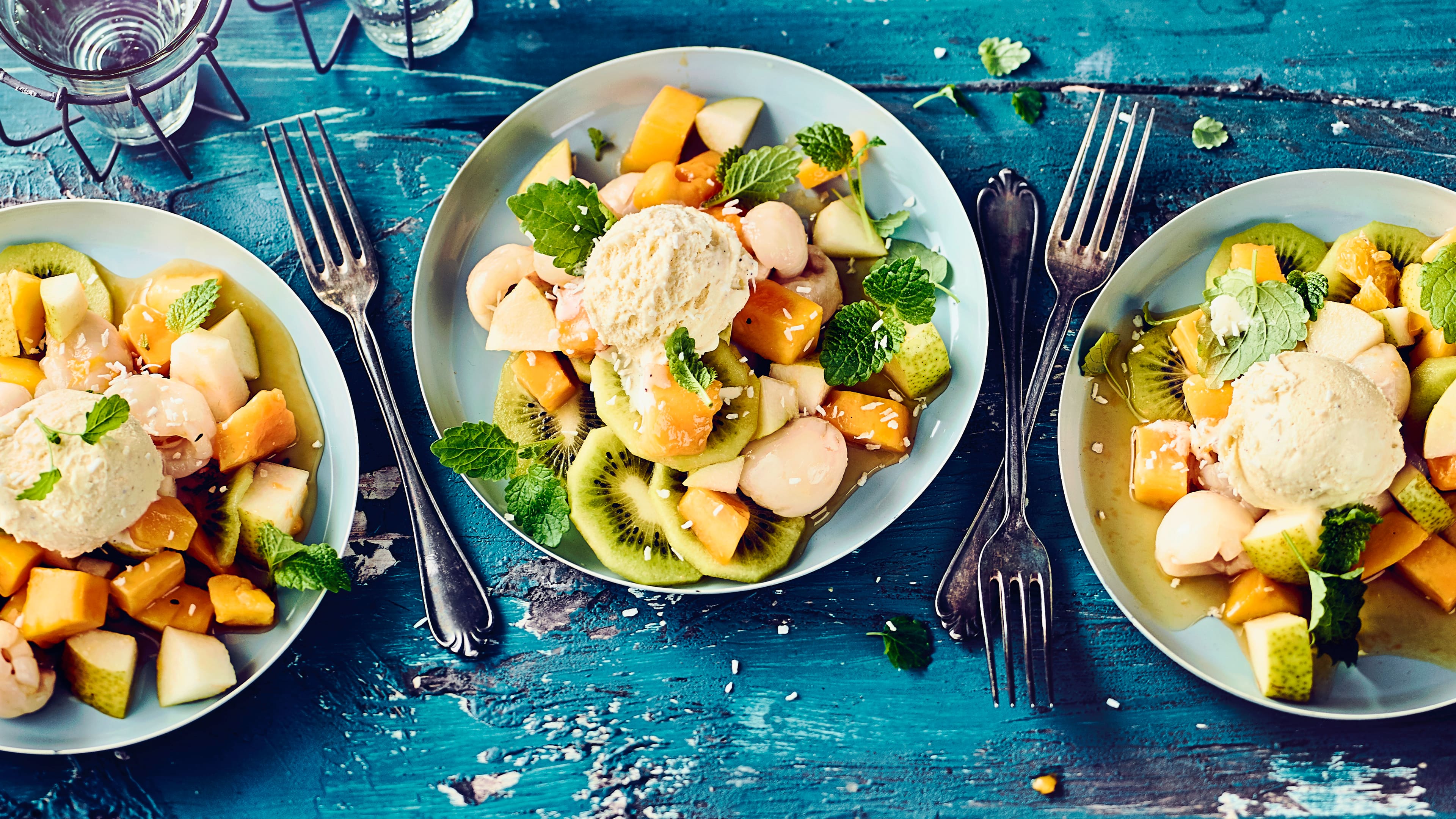 Exotischer Fruchtsalat Unser exotischer Fruchtsalat mit Mango, Kiwi, Litschi und Vanilleeis ist ein frischer Genuss, der kleine und große Dessert-Liebhaber begeistert.