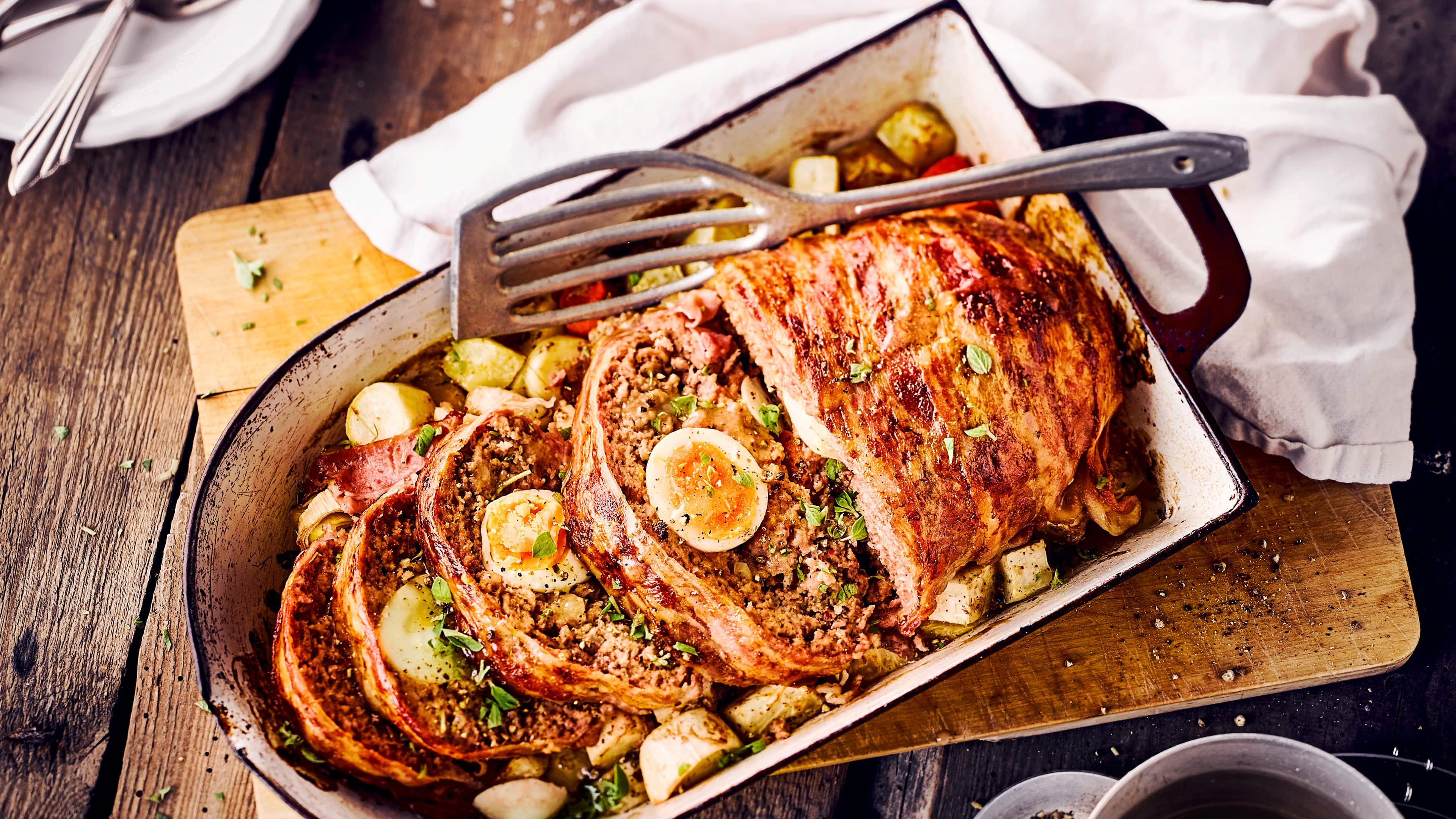 Falscher Hase Ob mediterran gewürzt, im Teigmantel oder als traditioneller "falscher Hase" nach unserem Rezept – Hackbraten kann vielseitig zubereitet und mit Beilagen ganz nach Ihrem Geschmack serviert werden. Probieren Sie es aus.