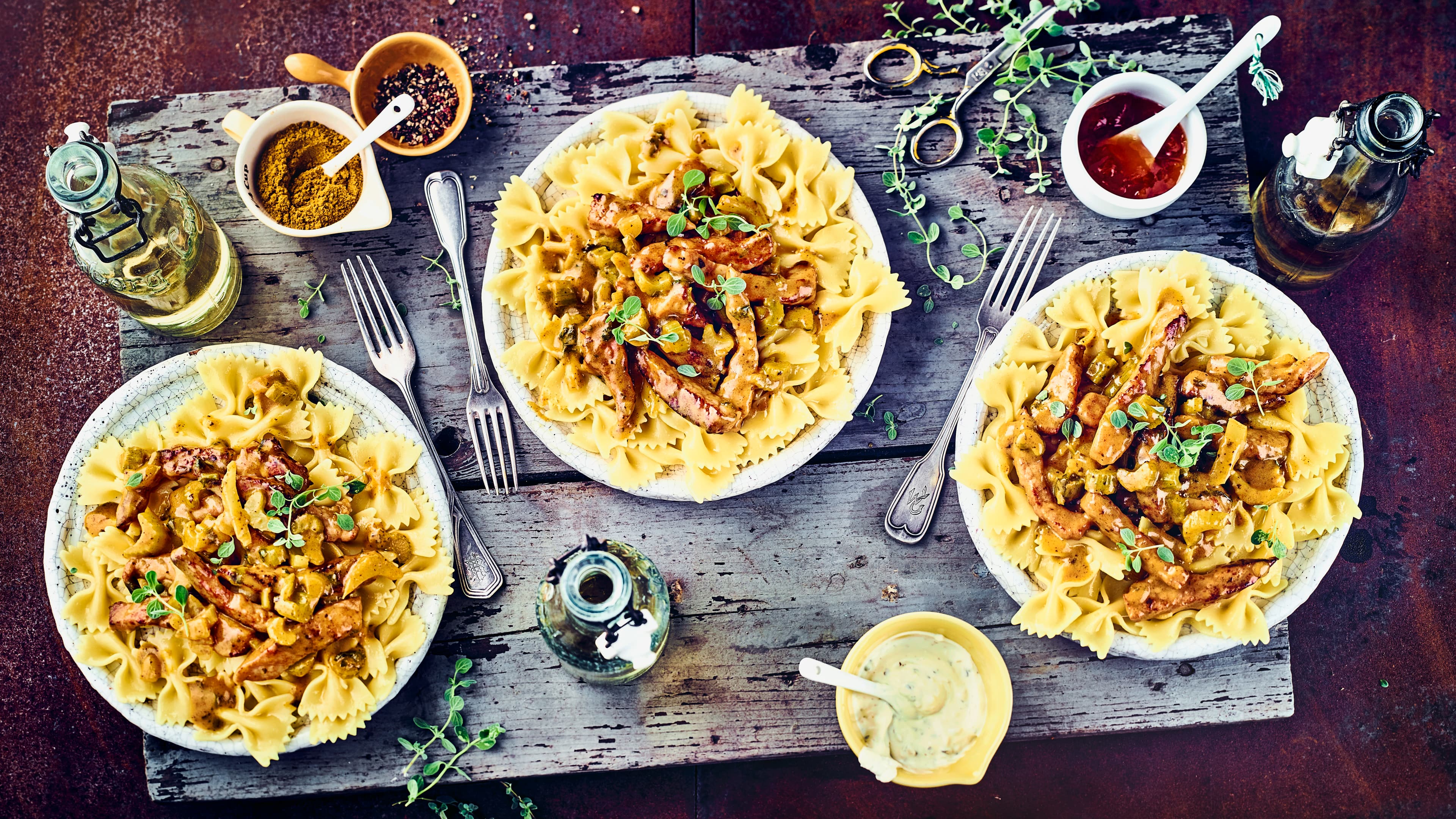 Farfalle mit Curry Schnelles Pastagericht: Probieren Sie unsere Farfalle mit Curry und Schweinegeschnetzeltem, Marsala und Mandarine – exotisch und pikant!
