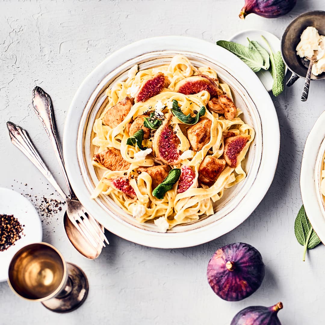 Probieren Sie unser Rezept für Tagliatelle-Nudeln mit frischen Feigen, gebratenem Hähnchenbrustfilet und Ziegenfrischkäse einmal aus – süß und würzig!