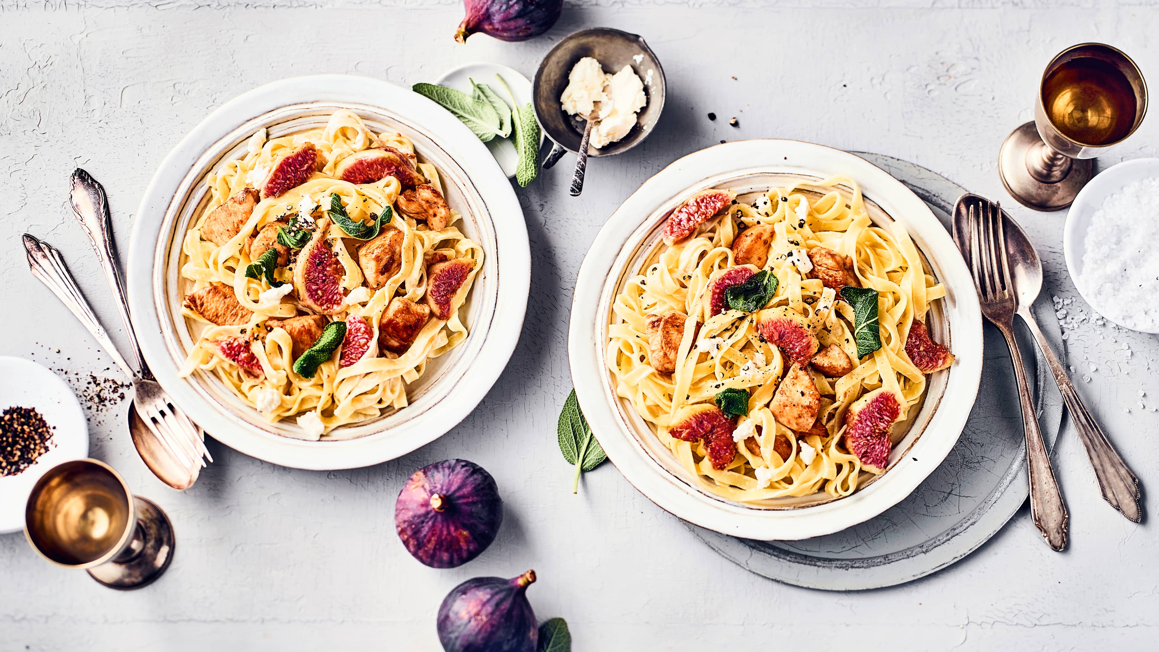 Feigen-Nudeln mit Hähnchen Probieren Sie unser Rezept für Tagliatelle-Nudeln mit frischen Feigen, gebratenem Hähnchenbrustfilet und Ziegenfrischkäse einmal aus – süß und würzig!