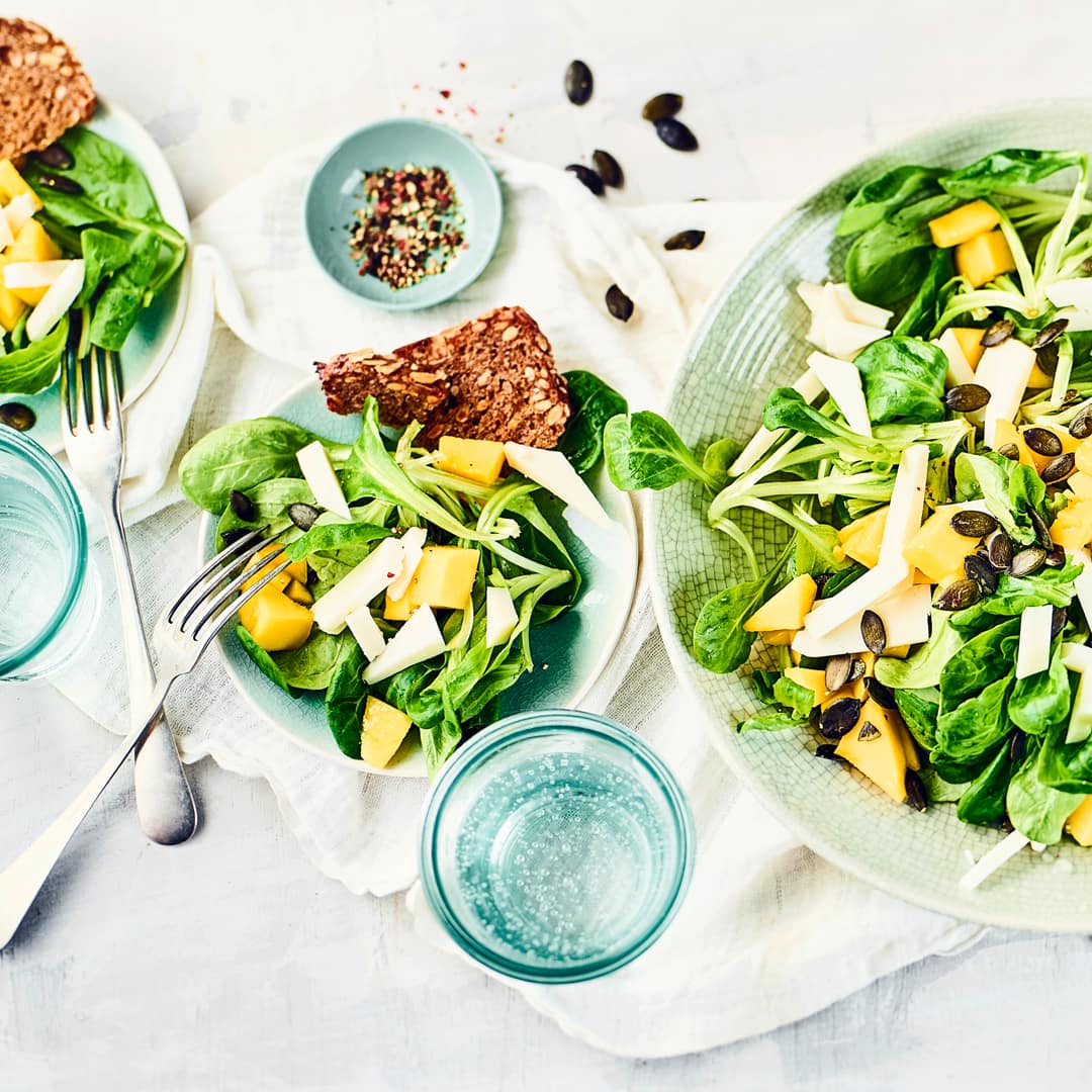 Probieren Sie unseren frischen Feldsalat mit fruchtiger Mango und würzigen Ziegenkäse. Dazu leckeres Vollkornbrot. Ein herrliches Gericht - auch für Vegetarier!