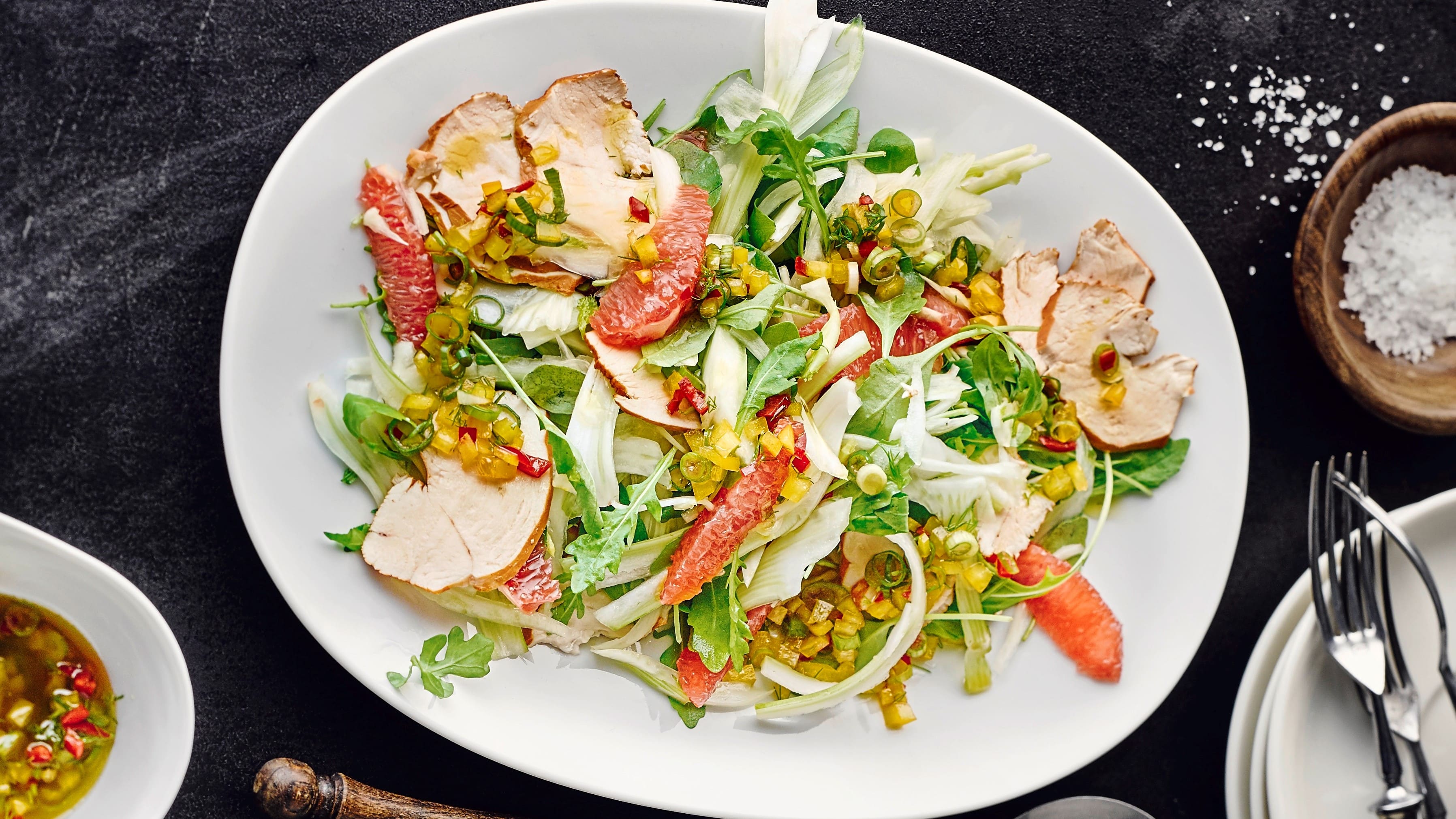 Fenchel Blutorangensalat Probieren Sie unseren knackigen Salat aus Fenchel mit Blutorangenfilets und selbst geräuchertem Hähnchenbrustfilet.