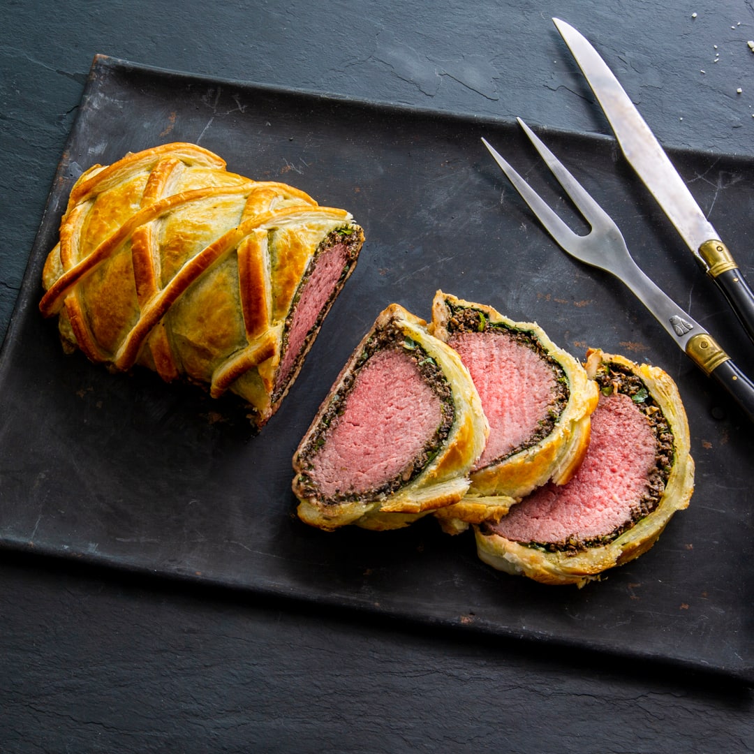 Ein leckerer Blätterteigmantel umhüllt saftiges Rinderfilet auf Champignons und Mangold – unser Rezept für Filet Wellington.