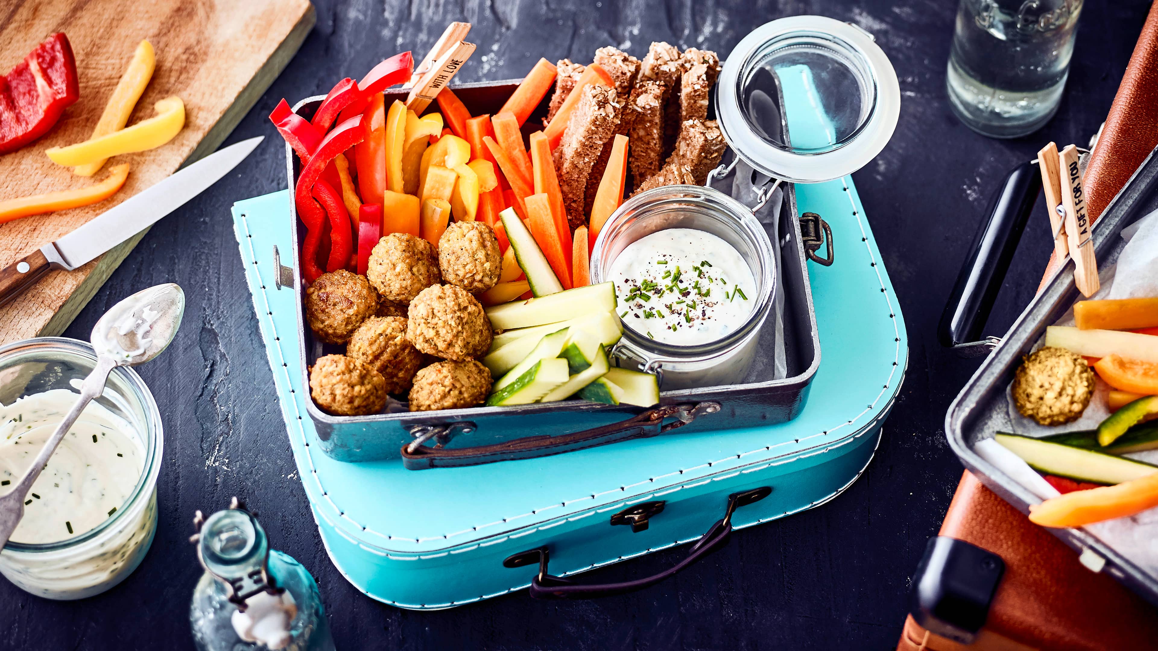 Fingerfood - vegan Unser Rezept für veganes Fingerfood ist laktosefrei und in nur 10 Minuten zubereitet: Mit frischer Paprika, Karotte, Gurke und Kräutern – gleich ausprobieren!