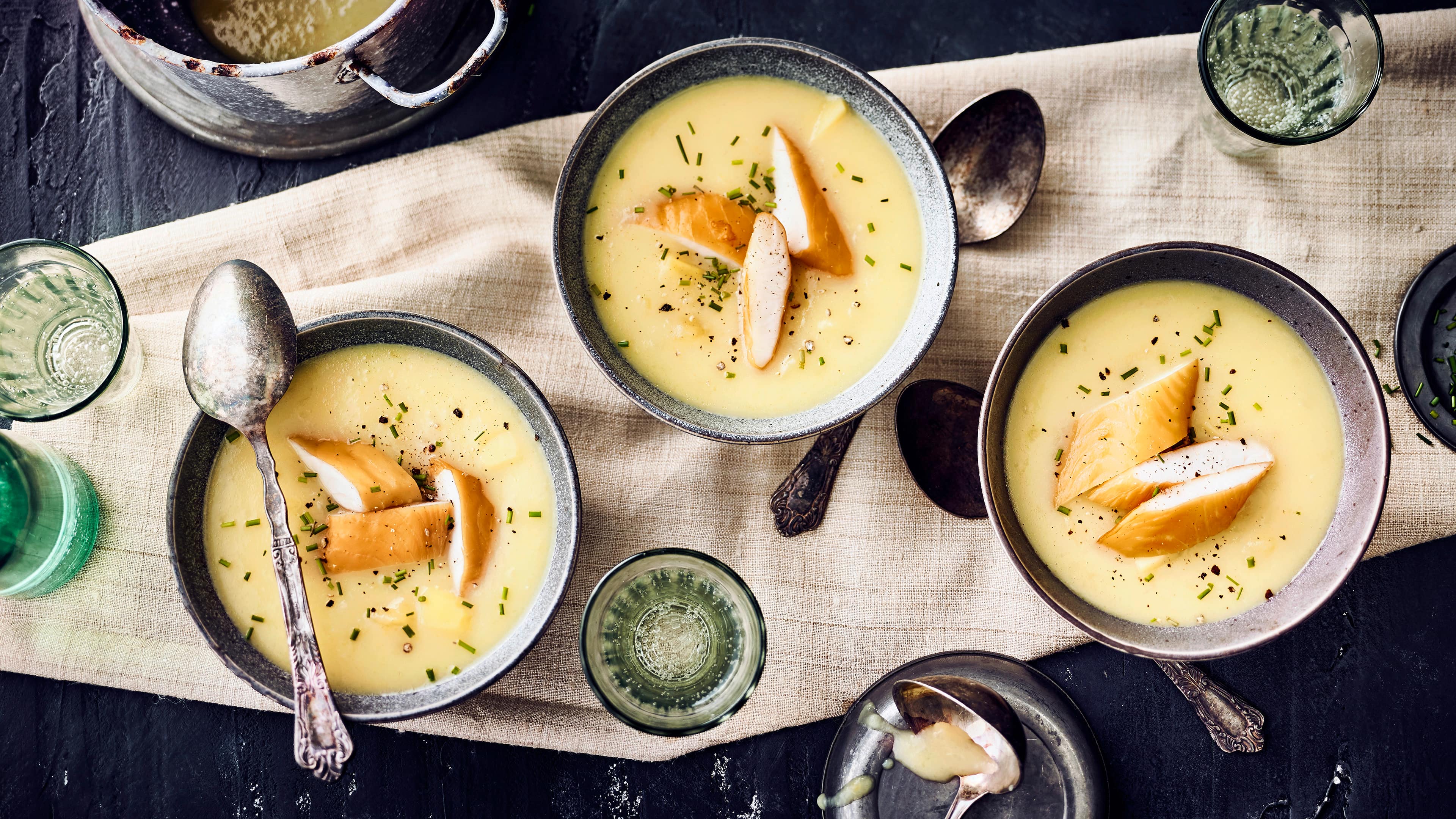 Fisch-Kartoffelsuppe Unser Rezept für eine Fisch-Kartoffel-Suppe stammt aus Schottland: Mit geräuchertem Filet, Sahne, Milch und Schnittlauch – probieren Sie es aus!