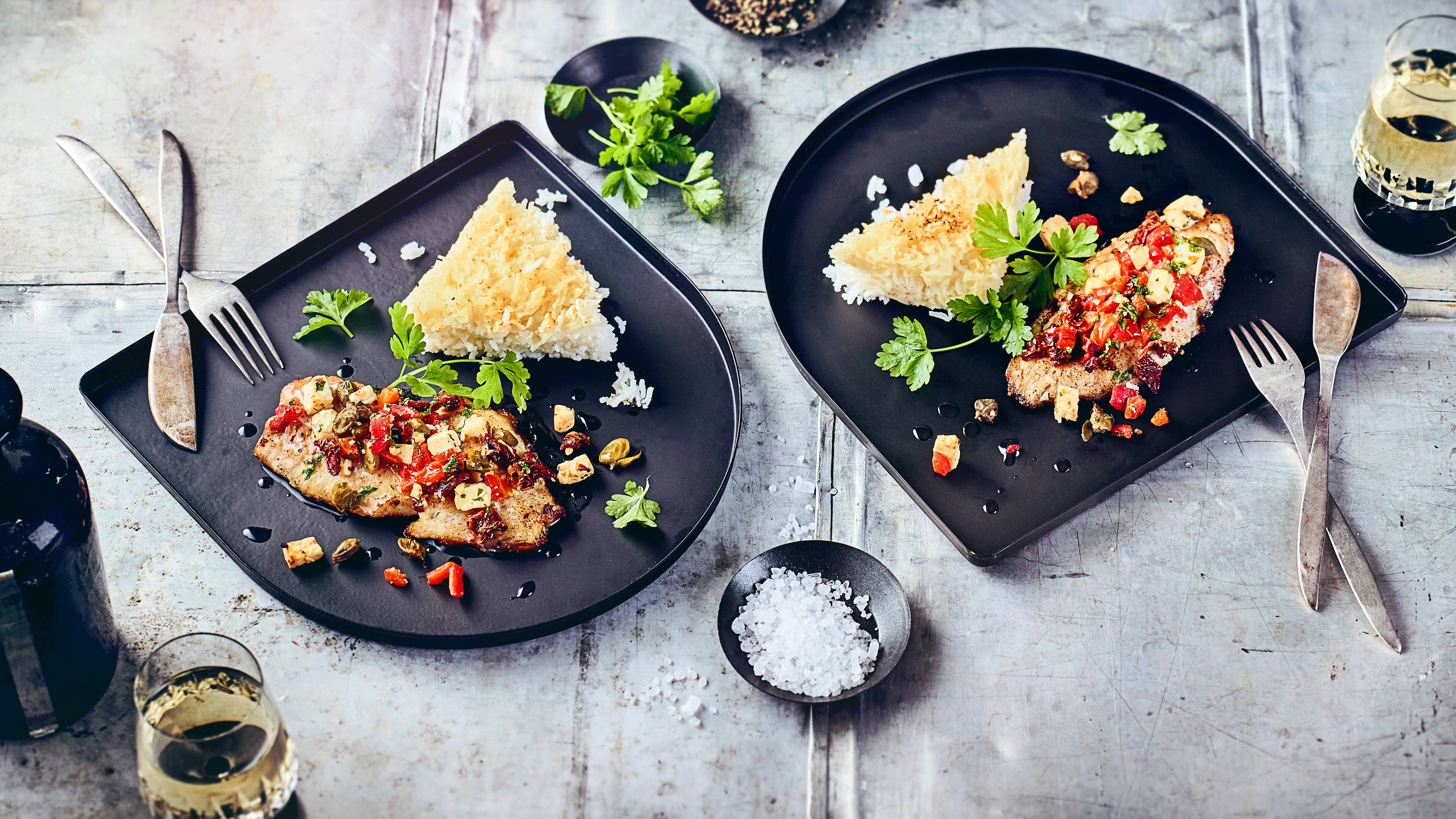 Fischfilets mit Knusperreis Saftiges Kabeljaufilet mit selbstgemachter Gemüse-Schafskäse-Kruste an knusprigem Basmatireis - einfach köstlich!