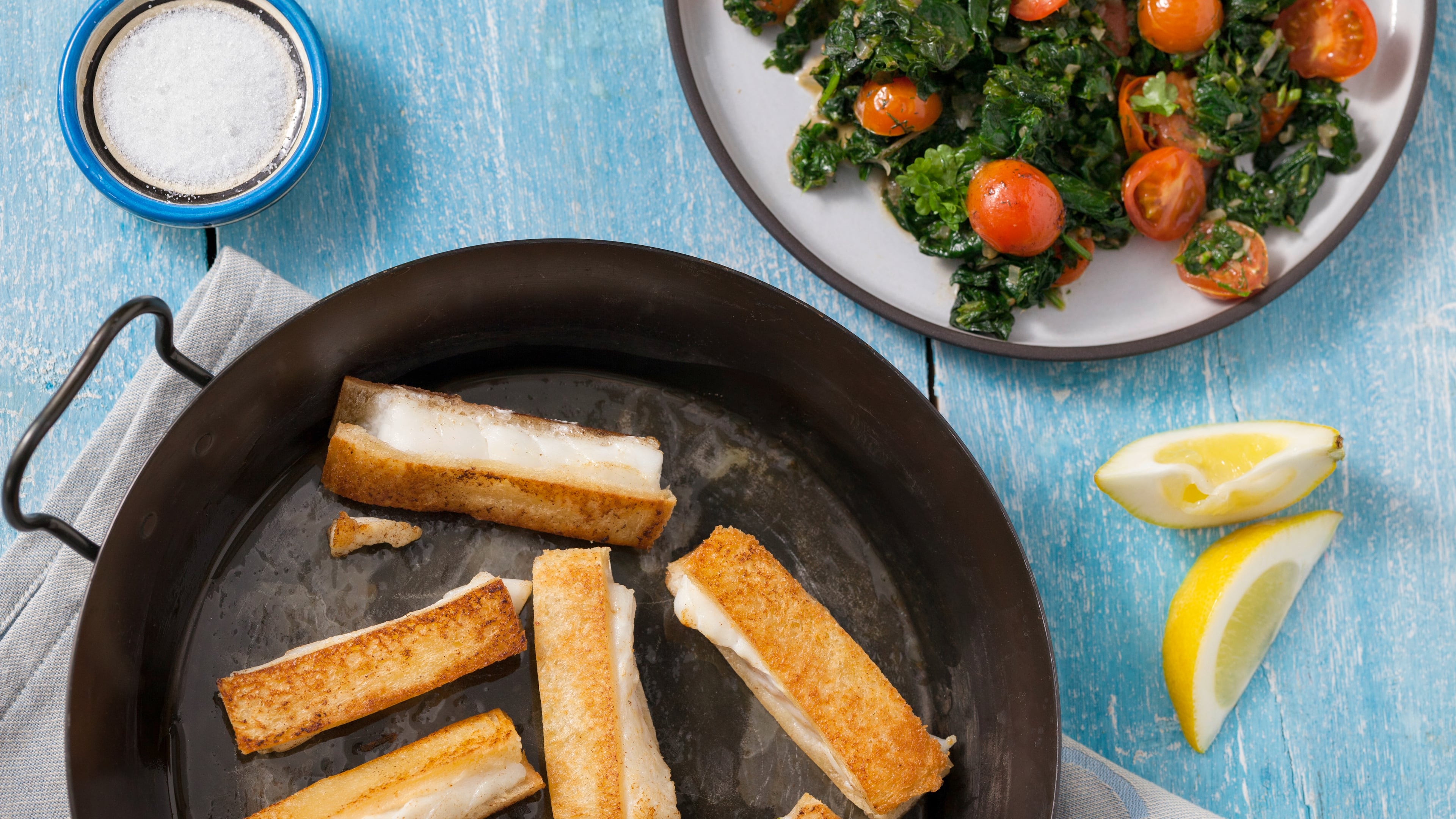 Fischstäbchen mit Spinat Fischstäbchen selber machen ist ganz leicht! Mit unserem Rezept zaubern Sie schnell und einfach leckeren Fisch in handlichen Stäbchen auf die Teller!