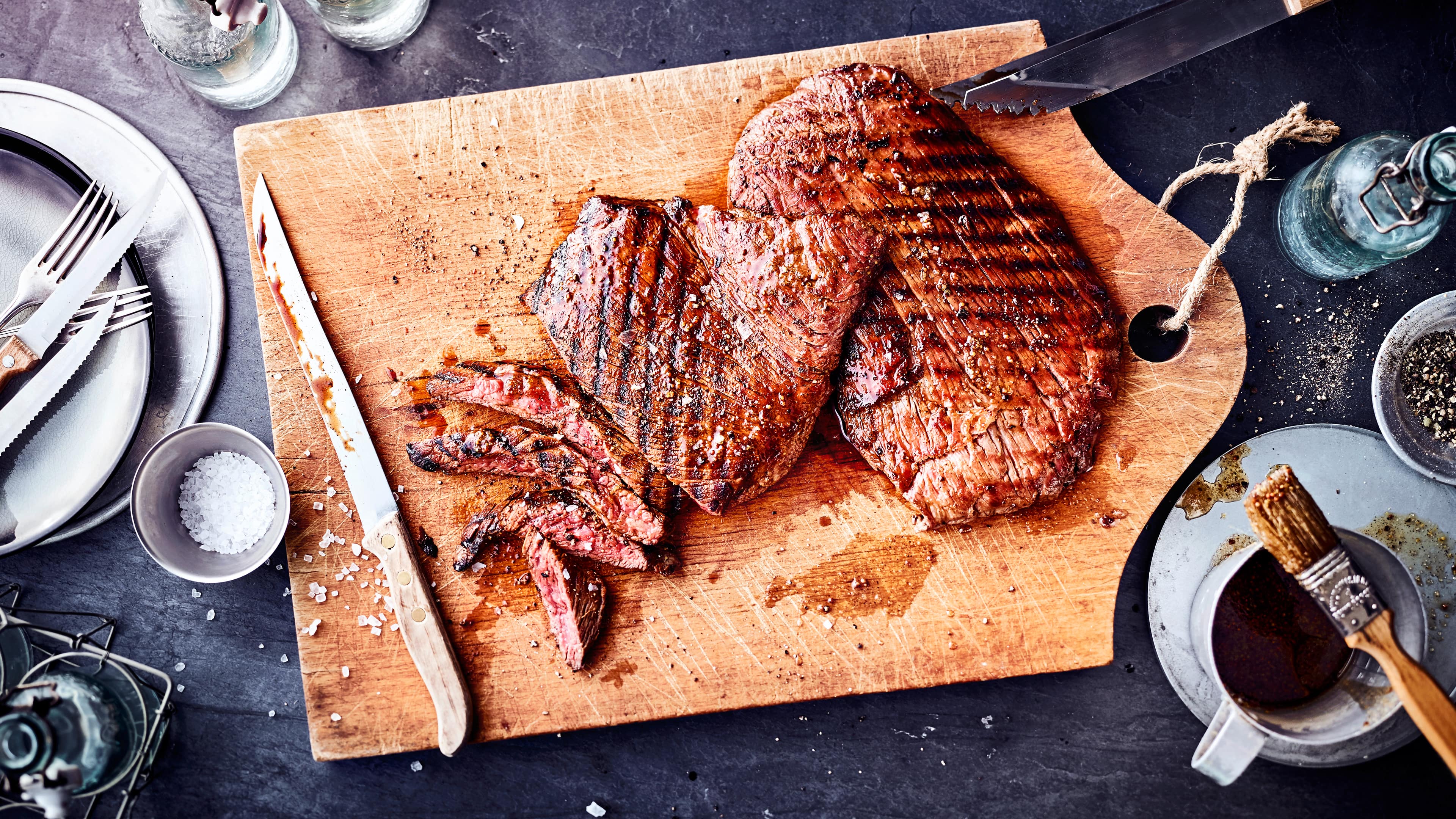 Flanksteak mit Gin Marinade Sehr geschmacksintensiv und bekannt aus den USA ist das Flanksteak. Wir servieren es mit selbstgemachter Gin Marinade für den perfekten Grillabend!