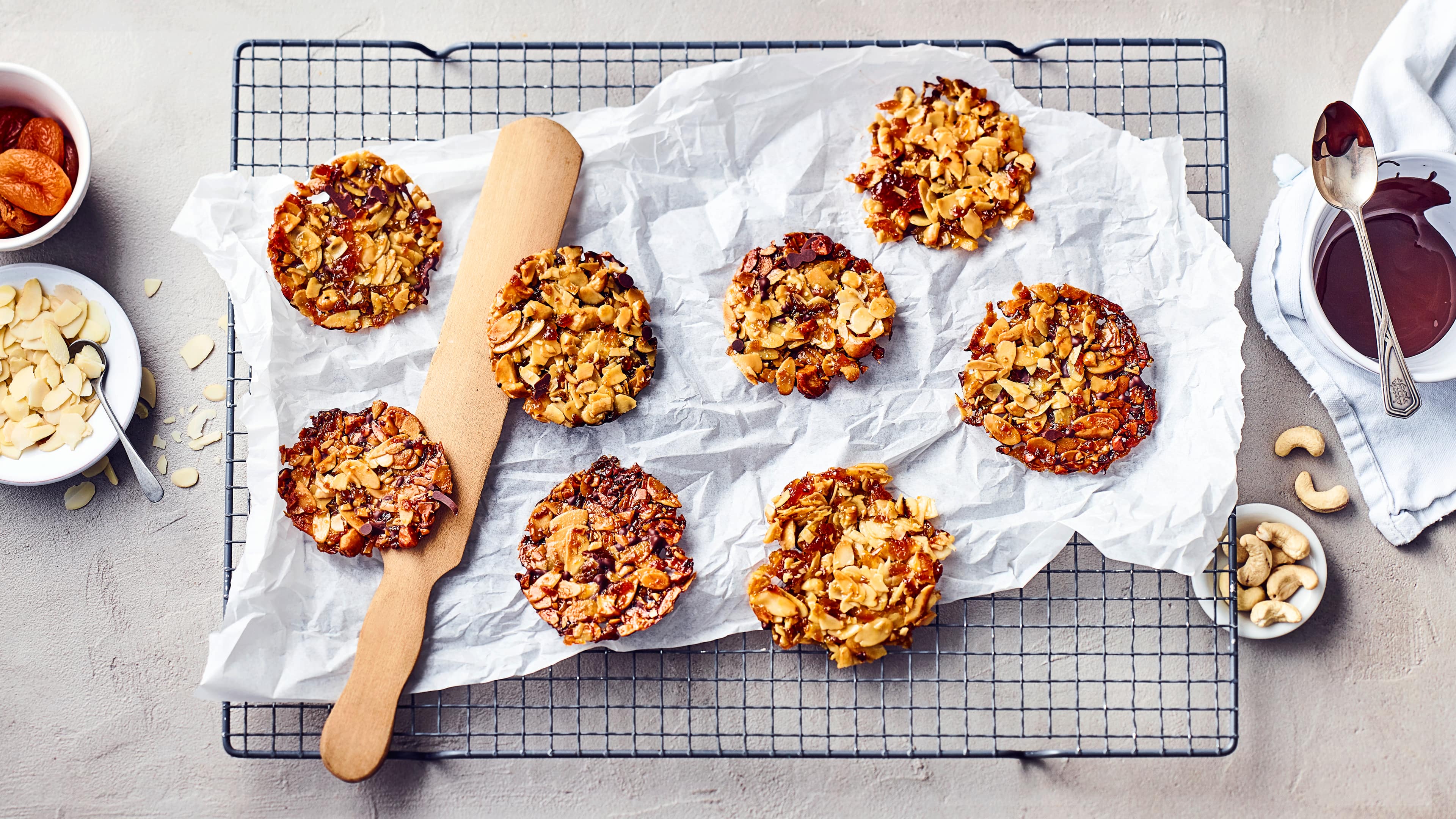 Florentiner ohne Zucker Ein klassisches Weihnachtsgebäck, welches sich auch prima ohne Zucker zubereiten lässt. Die Süße erhalten unsere Florentiner ohne Zucker von eingelegten Aprikosen und Honig.