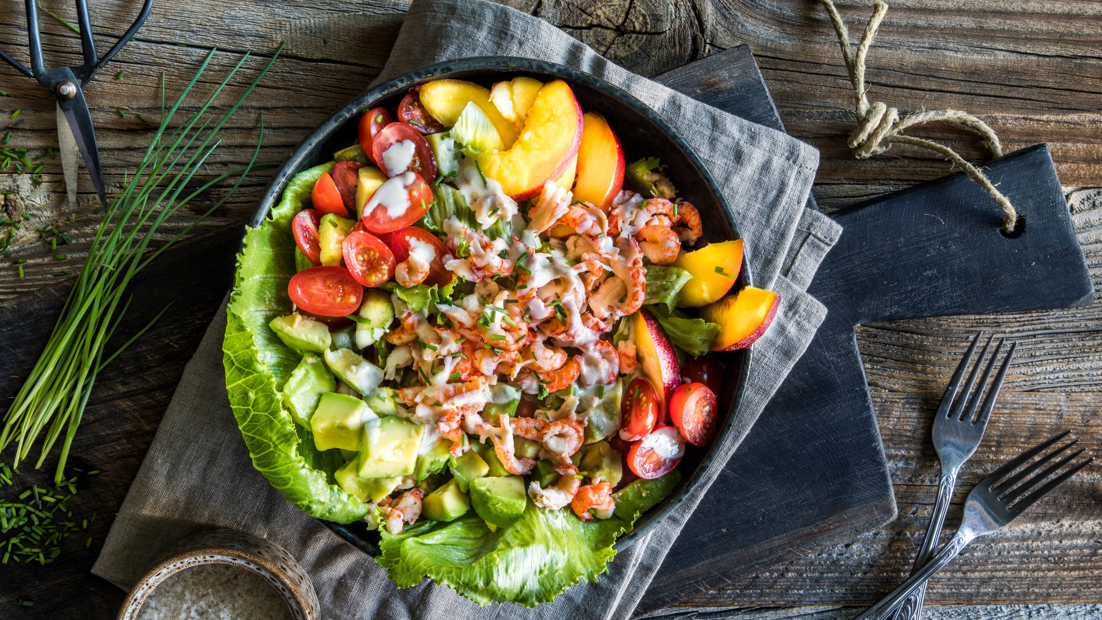 Flusskrebssalat Ein buntes Farbenspiel ist dieser Flusskrebssalat mit Avocado, Nektarine und Kirschtomaten. Ein Sommersalat, perfekt zum Grillen oder als Hauptspeise.