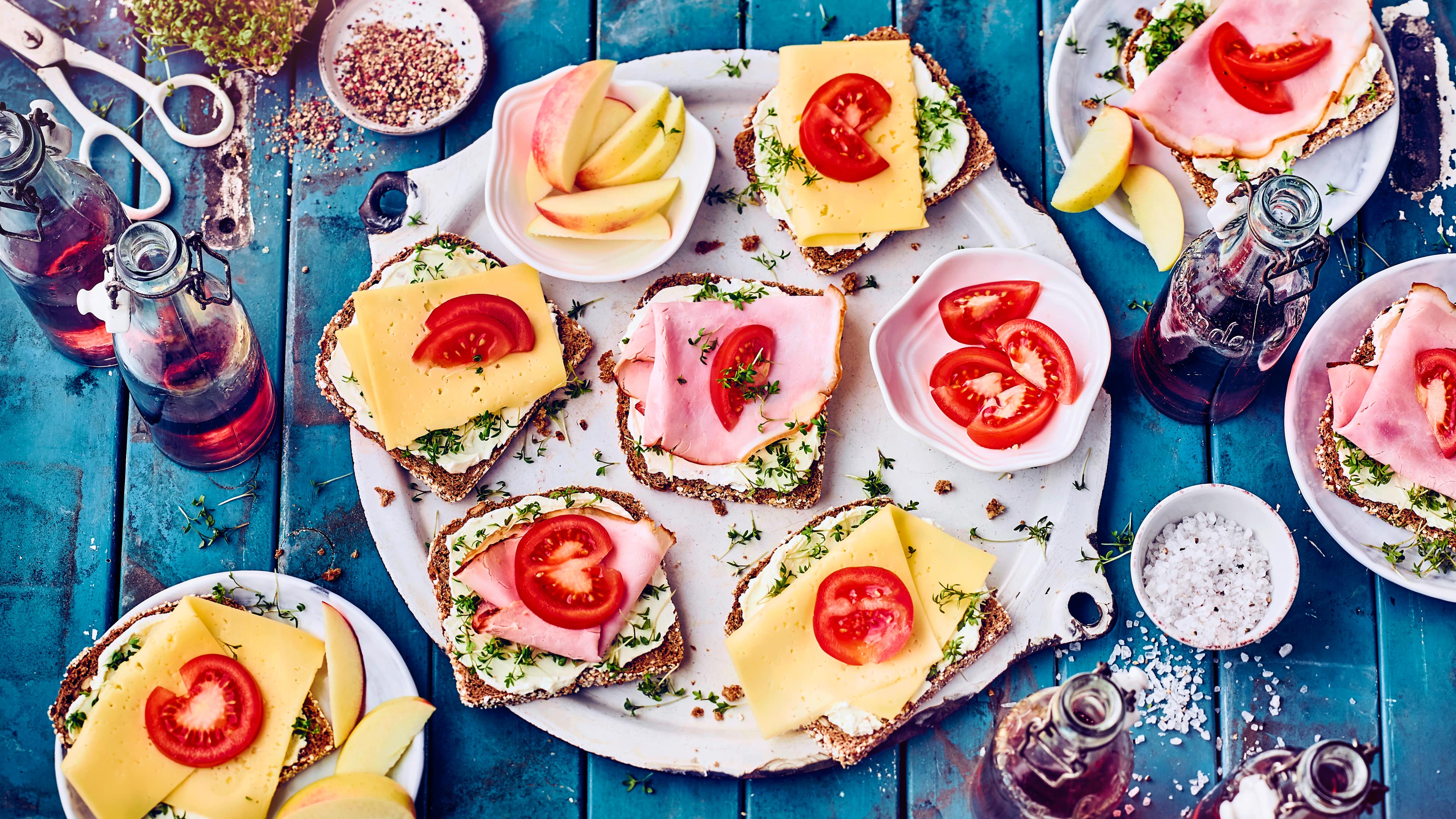 Frischkäsebrot mit Kresse Dieser schnelle Snack passt zu jeder Jahreszeit: Probieren Sie unser Frischkäsebrot mit Kresse, gekochtem Schinken, Apfel und frischen Tomaten – ballaststoffreich und lecker!
