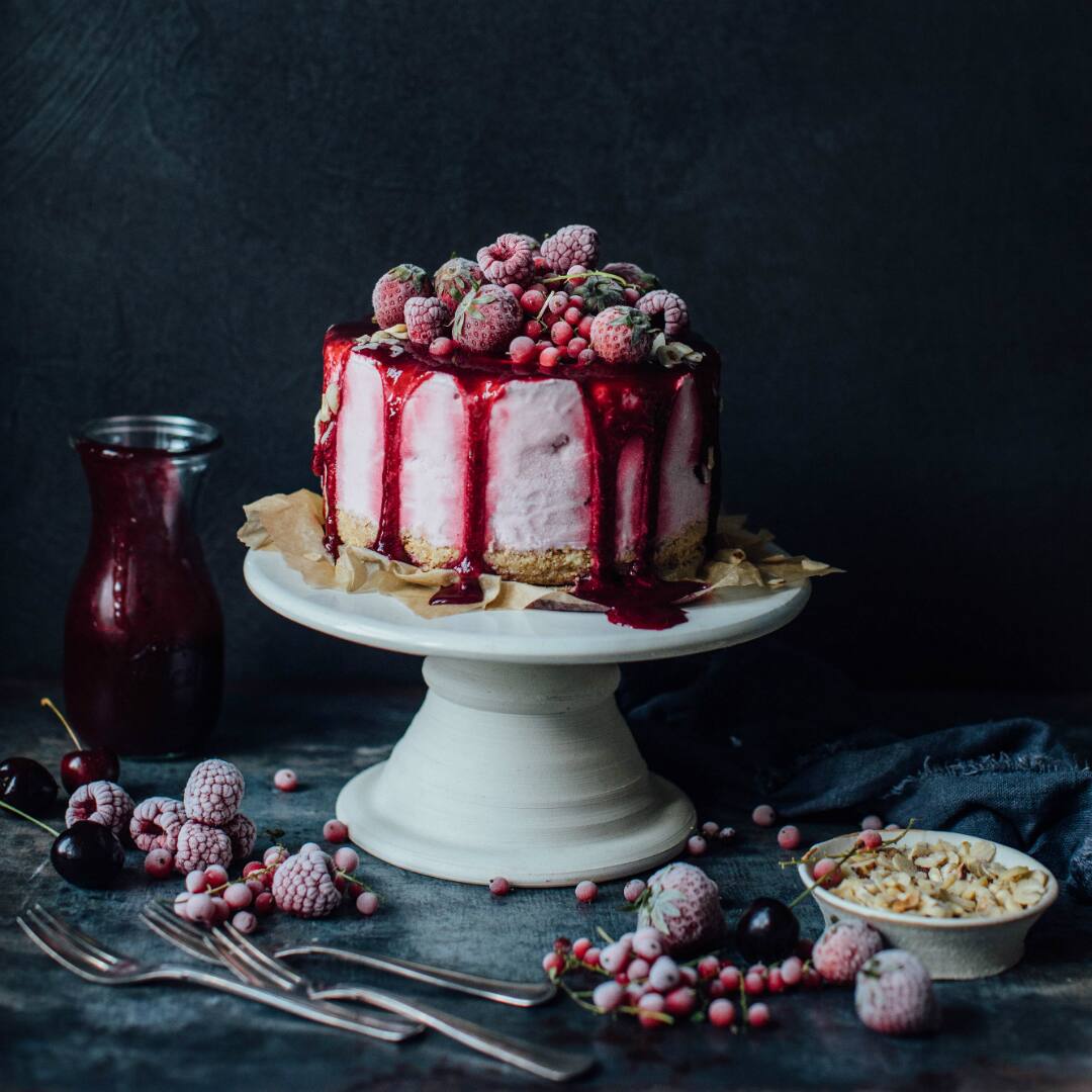 Frozen Joghurt einmal nicht im Becher, sondern als Torte? Unsere selbstgemachte Frozen-Joghurt-Torte mit Kirschsoße schmeckt nicht nur Eisprinzessinen.