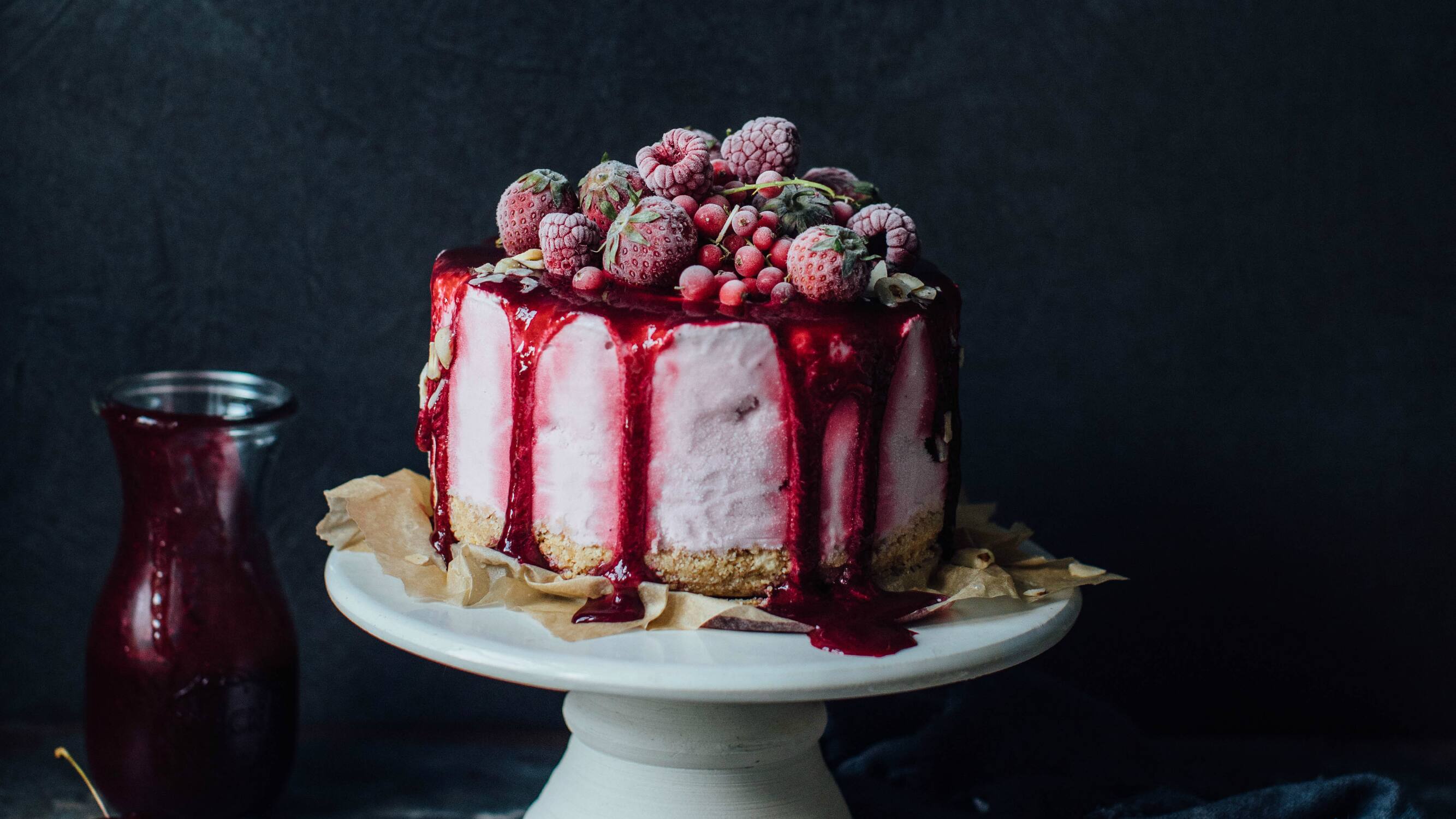 Frozen-Joghurt-Torte mit Kirschsoße Frozen Joghurt einmal nicht im Becher, sondern als Torte? Unsere selbstgemachte Frozen-Joghurt-Torte mit Kirschsoße schmeckt nicht nur Eisprinzessinen.