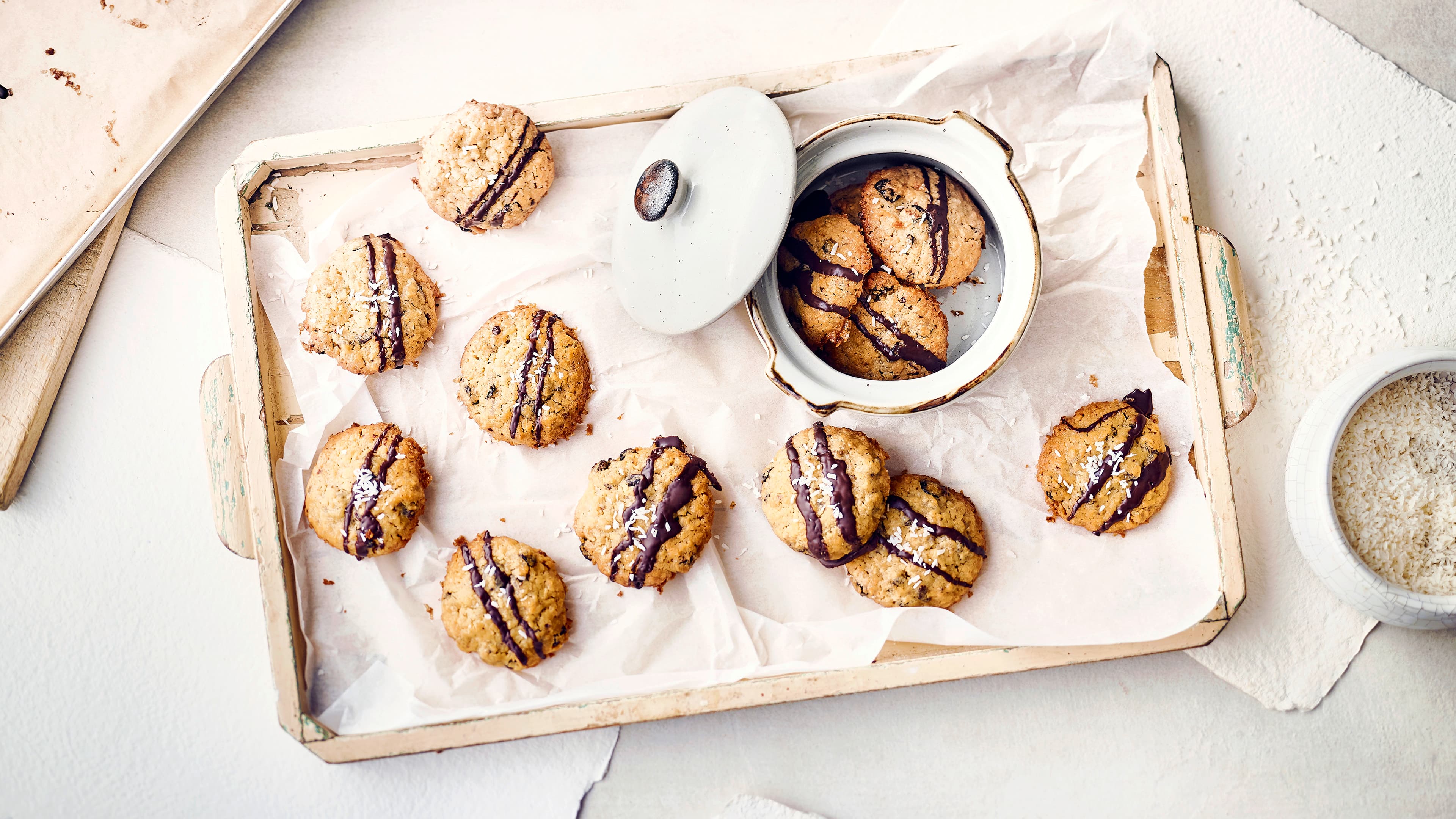 Fruchtige Cookies Diese leckeren Kekse schmecken nicht nur zur Weihnachtszeit: Probieren Sie unser fruchtigen Cookies aus Weizenmehl, Butter, Zucker und Kokosraspeln – mit getrockneten Cranberrys und verziert mit dunkler Kuchenglasur!