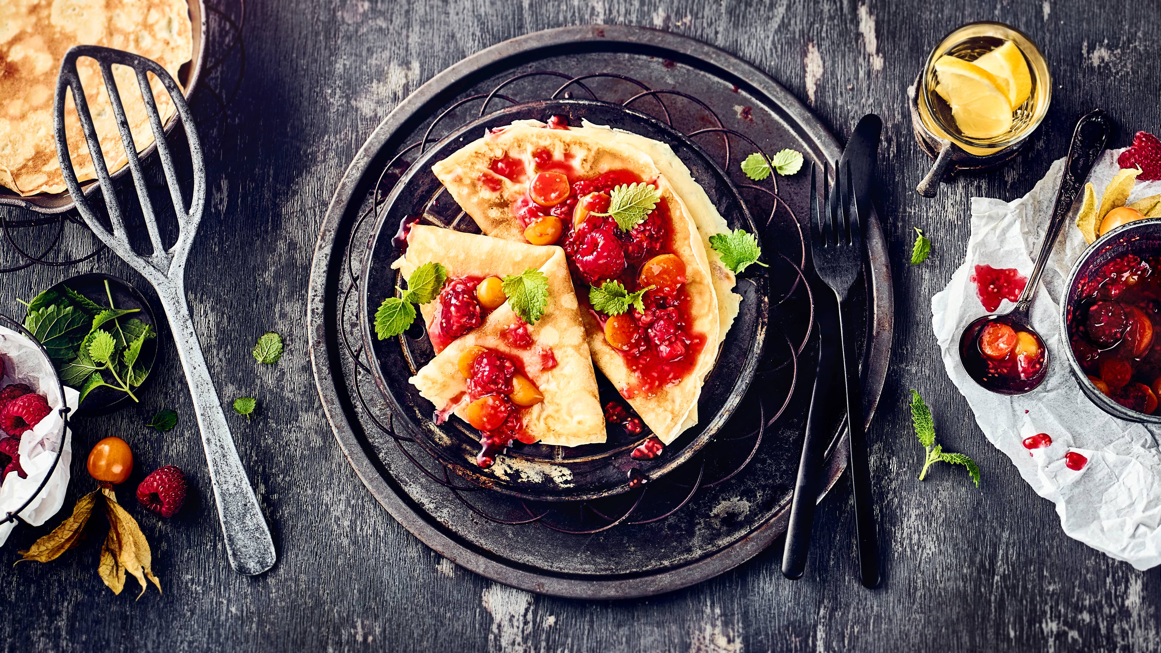 Fruchtige Crêpes Bereiten Sie mit diesem Rezept hauchdünne französische Pfannkuchen zu. Mit einem Kompott aus Himbeeren und Physalis serviert, sind Sie ein herrlich fruchtiges Geschmackserlebnis!