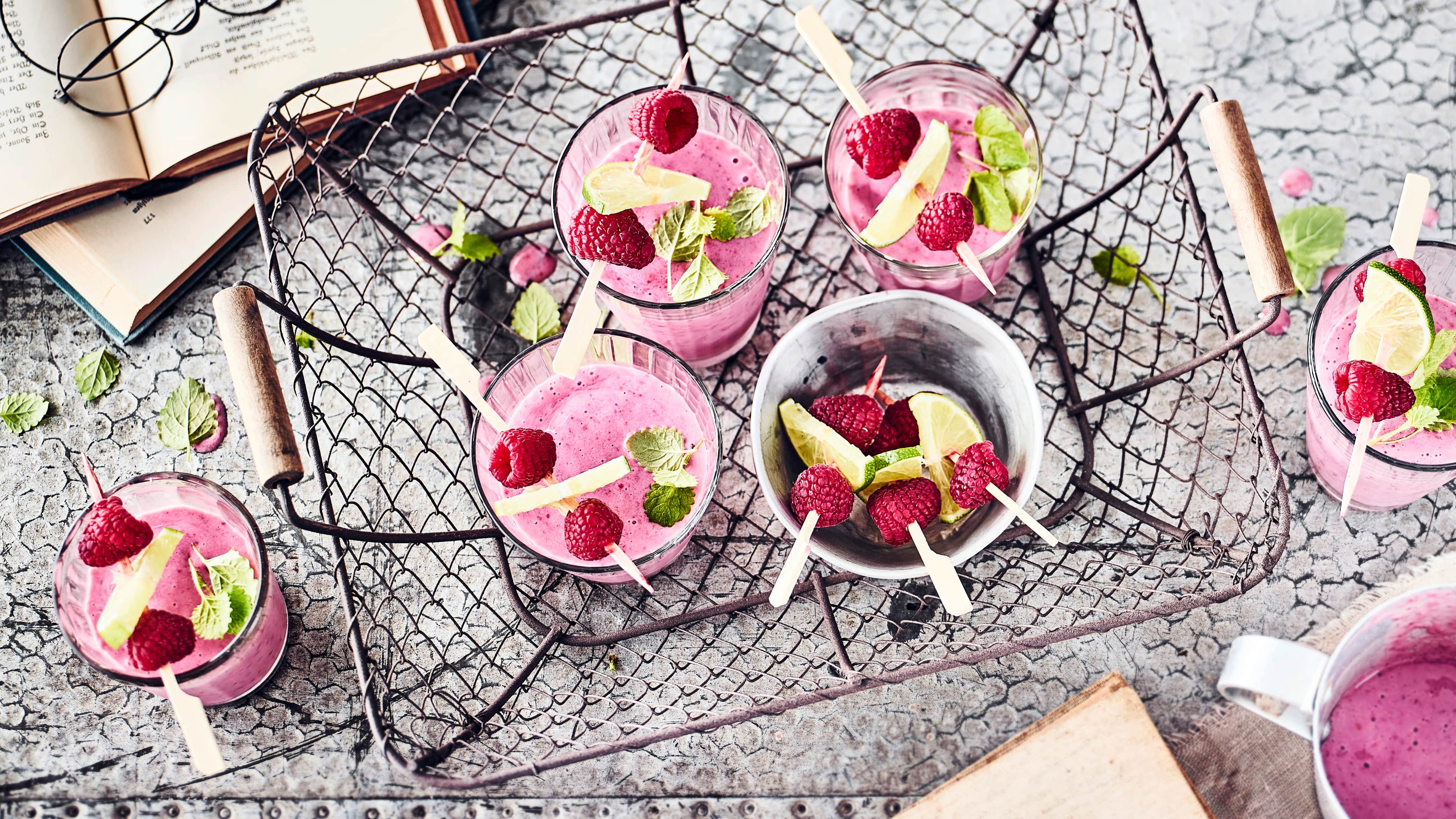 Fruchtiger Soja-Shake Sie suchen nach einer Inspiration für vegane Snacks? Probieren Sie unseren fruchtigen Sojashake aus tiefgekühlten Beeren, Banane, Ahornsirup und Sojadrink.