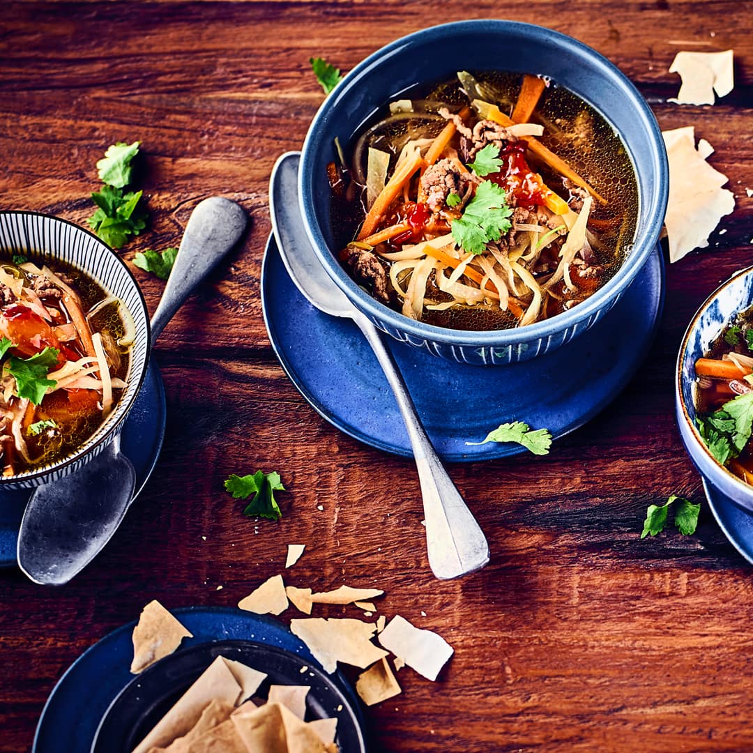 Herzhaft und deftig aber kalorienarm: Probieren Sie unser Rezept für eine Frühlingsrollen-Suppe