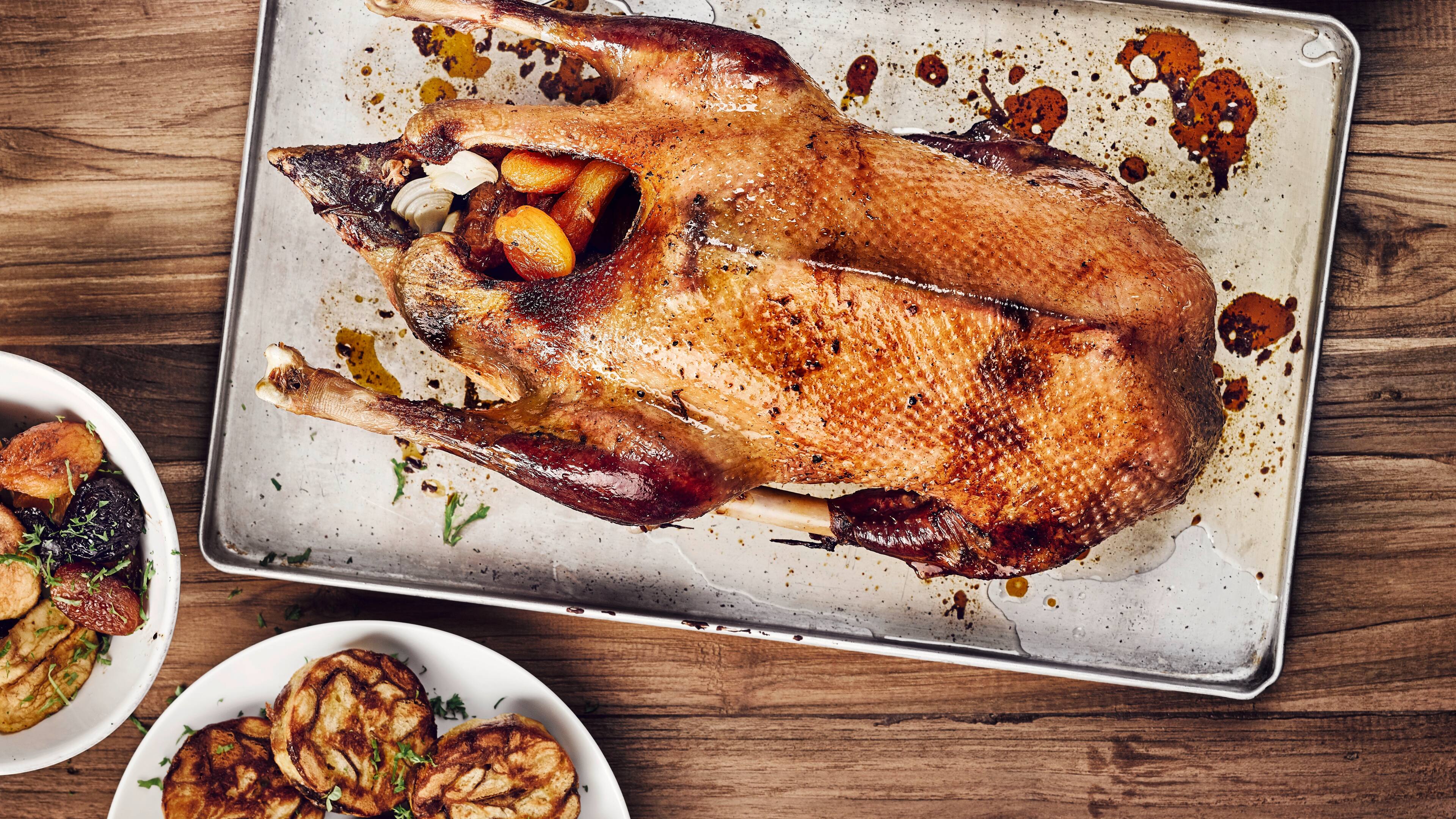 Gänsebraten mit Backobst Suchen Sie ein Gericht für einen festlichen Anlass? Dann probieren Sie einmal unseren Gänsebraten mit einer Füllung aus Orangen und gemischtem Backobst in einer pikanten Rotweinsoße – dazu gibt es selbstgemachte Serviettenknödel!