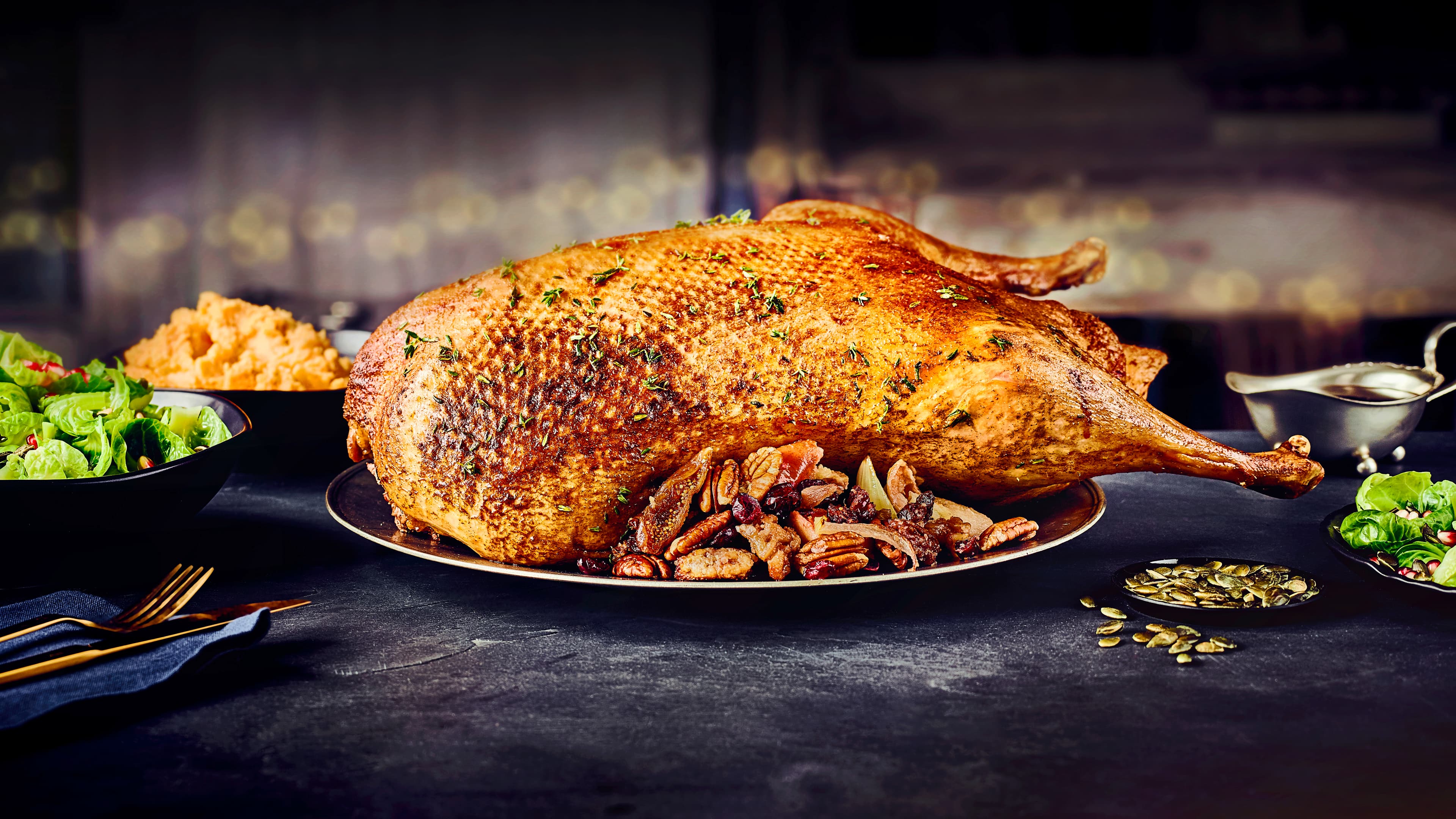 Gänsebraten mit Bratapfelfüllung Sie suchen einen richtigen Festtagsschmaus fürs Weihnachtsfest? Probieren Sie doch einmal unser Rezept für einen köstlichen Gänsebraten mit Bratapfelfüllung, Süßkartoffelstampf und Rosenkohlsalat!