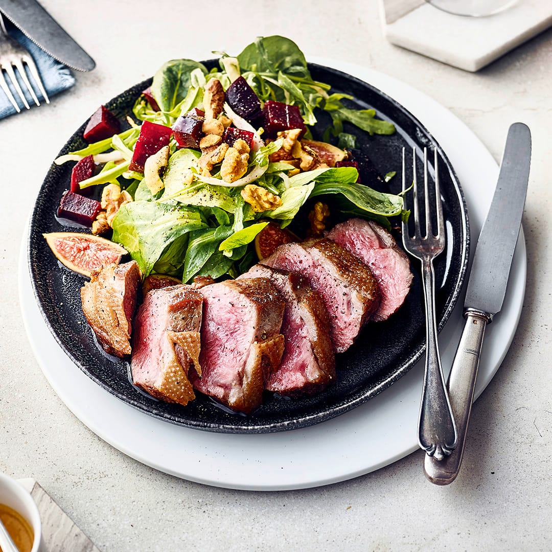 Ob als Vorspeise zu Weihnachten oder als festliches Abendessen am Wochenende: Köstliche Gänsebrustfilets auf knackigem Wintersalat und Orangen-Vinaigrette.