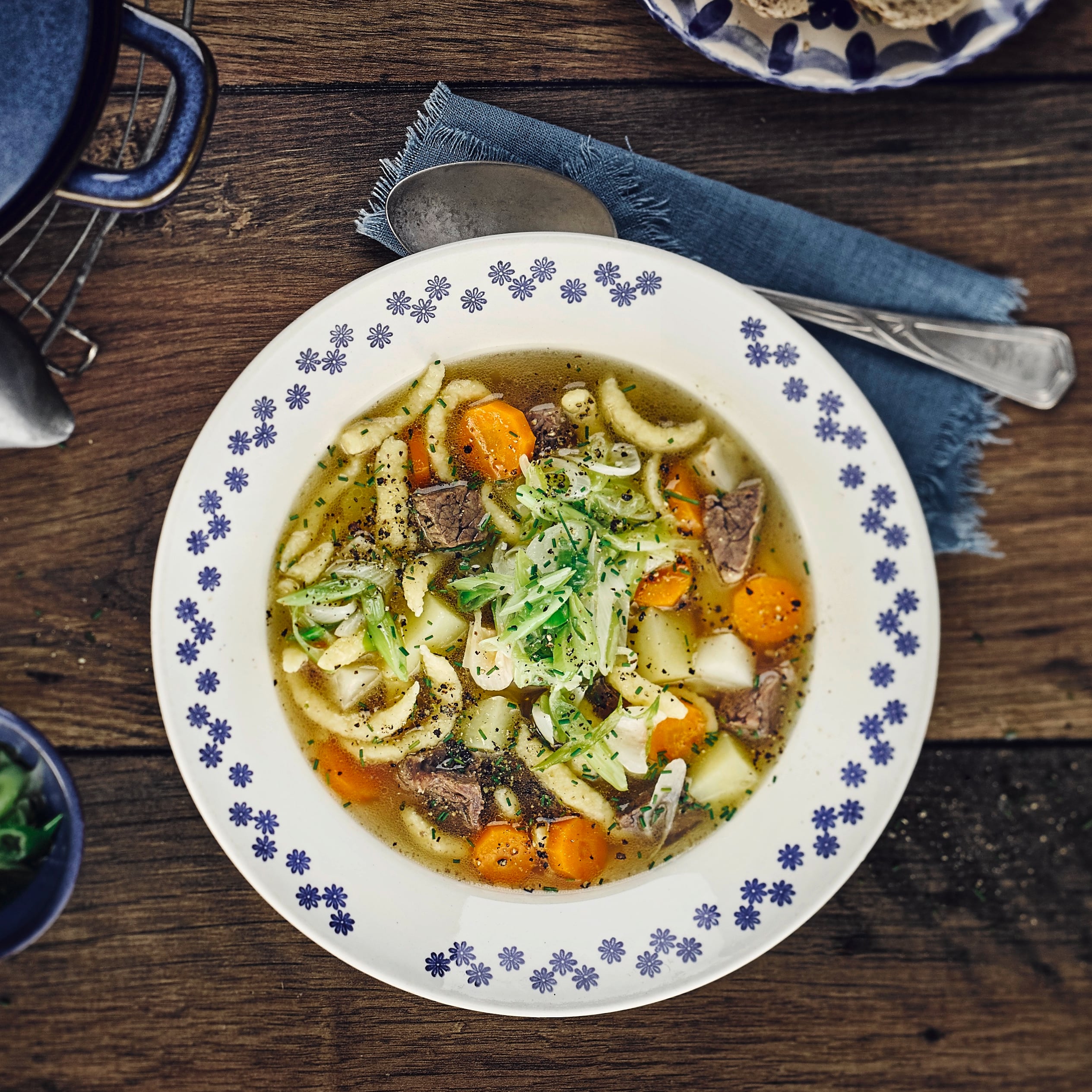 Ein deftiger Eintopf aus Fleisch, Gemüse und Spätzle, das ist der Gaisburger Marsch. Kochen Sie die Spezialität nach dem Rezept von EDEKA und genießen Sie!