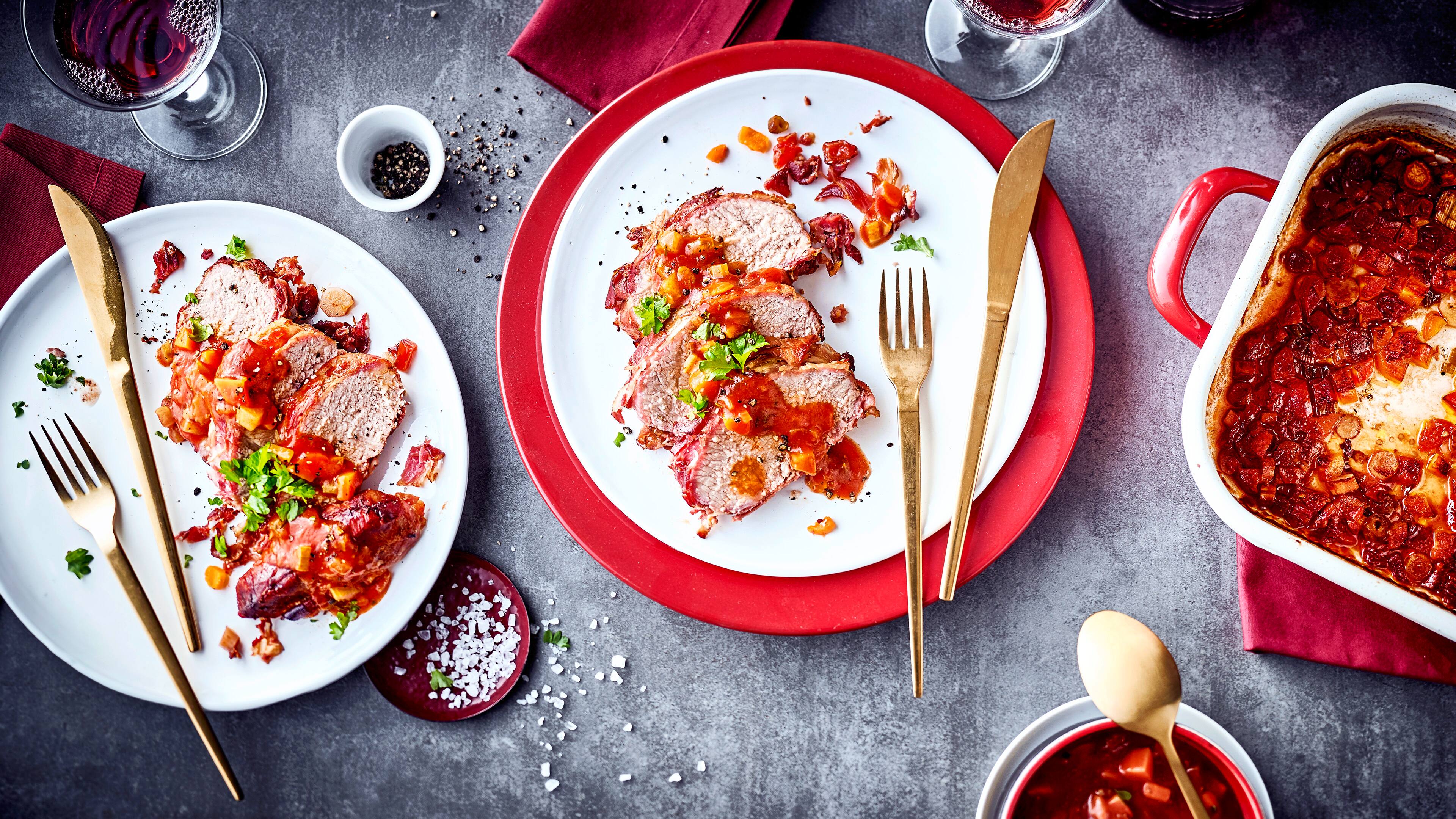 Gebratener Kalbsrücken Mediterranes Fleischgericht: Probieren Sie unseren gebratenen Kalbsrücken mit Schinken in feiner Gemüsesoße mit Karotte, Sellerie und Tomaten!