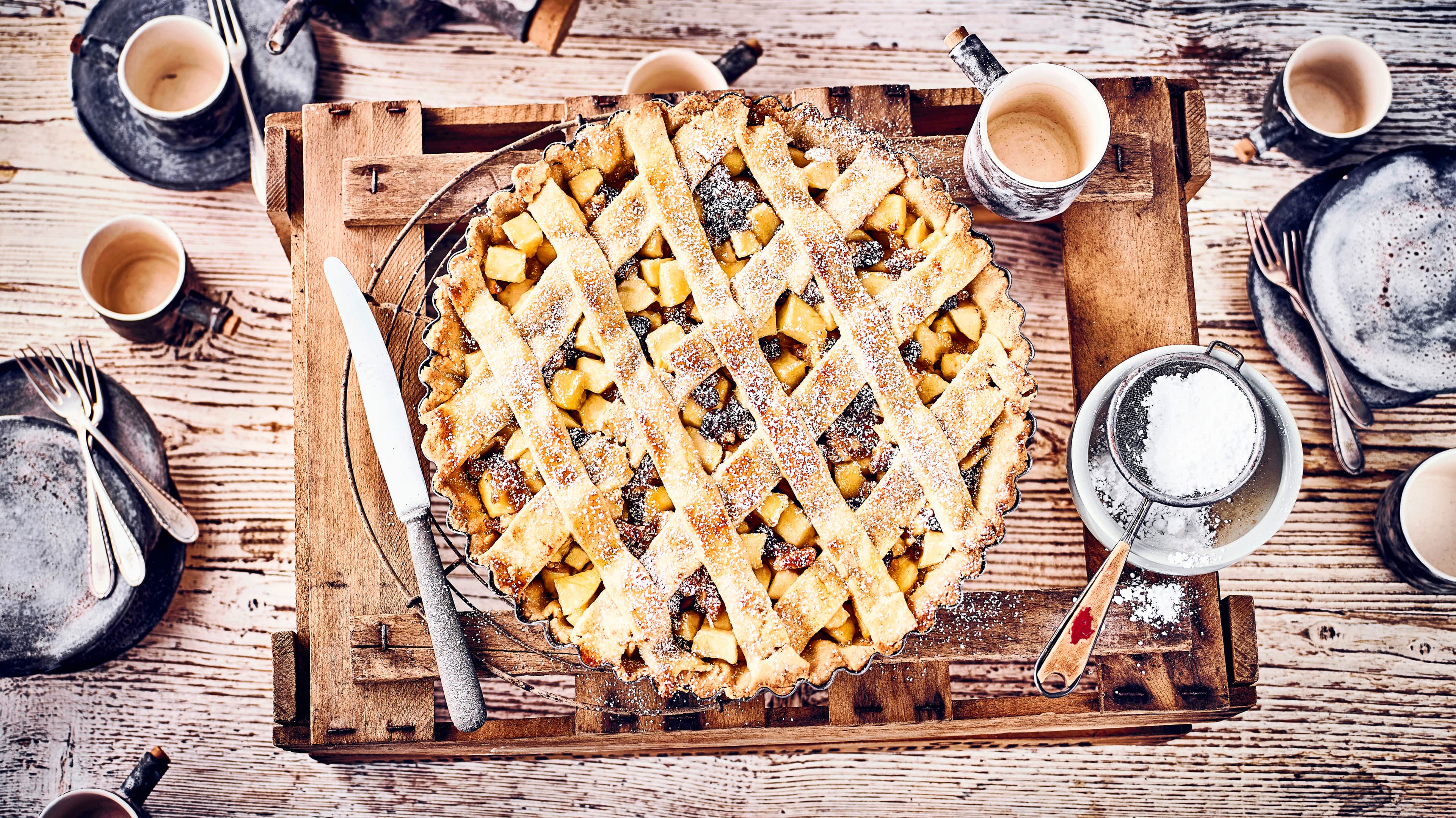 Gedeckter Apfelkuchen Backen Sie mit unseren Rezepten leckere Apfelkuchen! Der süße Obstkuchen-Klassiker aus Mürbeteig schmeckt zu Kaffee, Tee und zum Nachtisch.