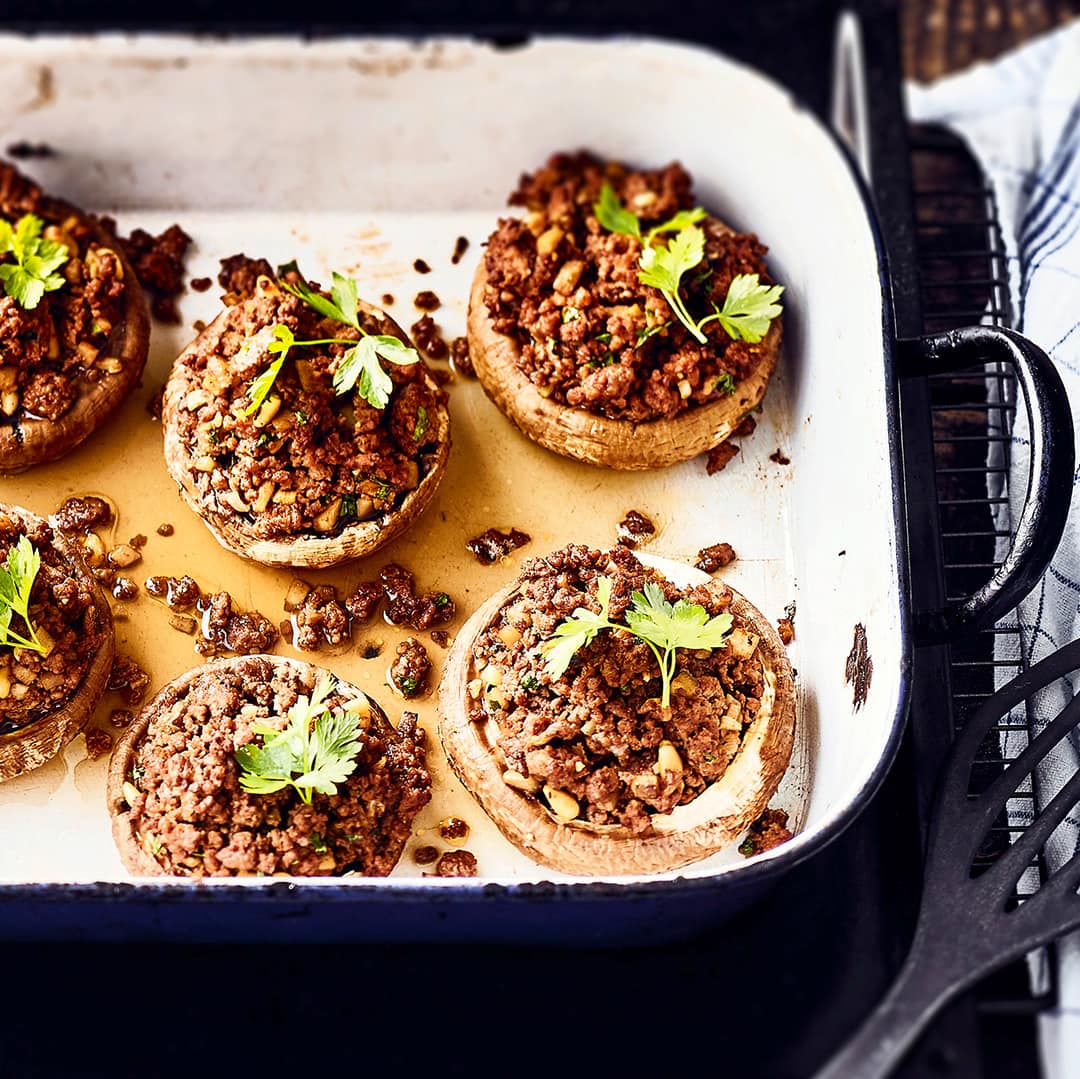 Ob mit Hackfleisch oder mit vegetarischem Inhalt: Gefüllte Champignons sind eine Delikatesse, die auf dem Grill oder im Ofen ein köstliches Aroma entfalten.