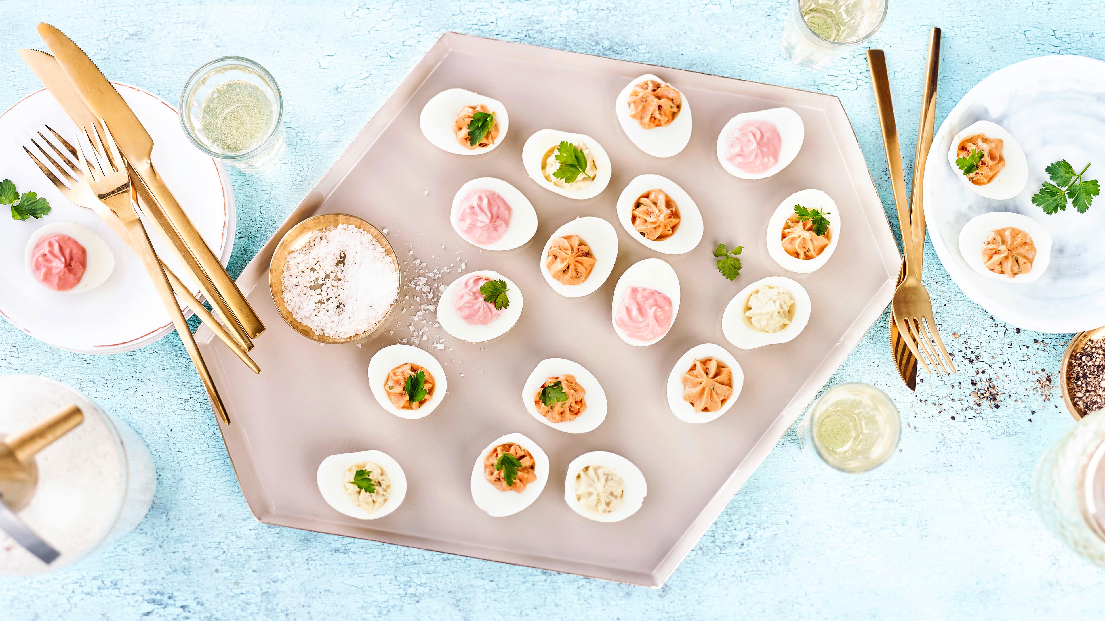 Gefüllte Eier Ob zu Ostern oder zum klassischen Frühstücks-Brunch: Gefüllte Eier sind ein Klassiker! Damit für jeden Geschmack etwas dabei ist, servieren wir sie mit 3 verschiedenen Füllungen.