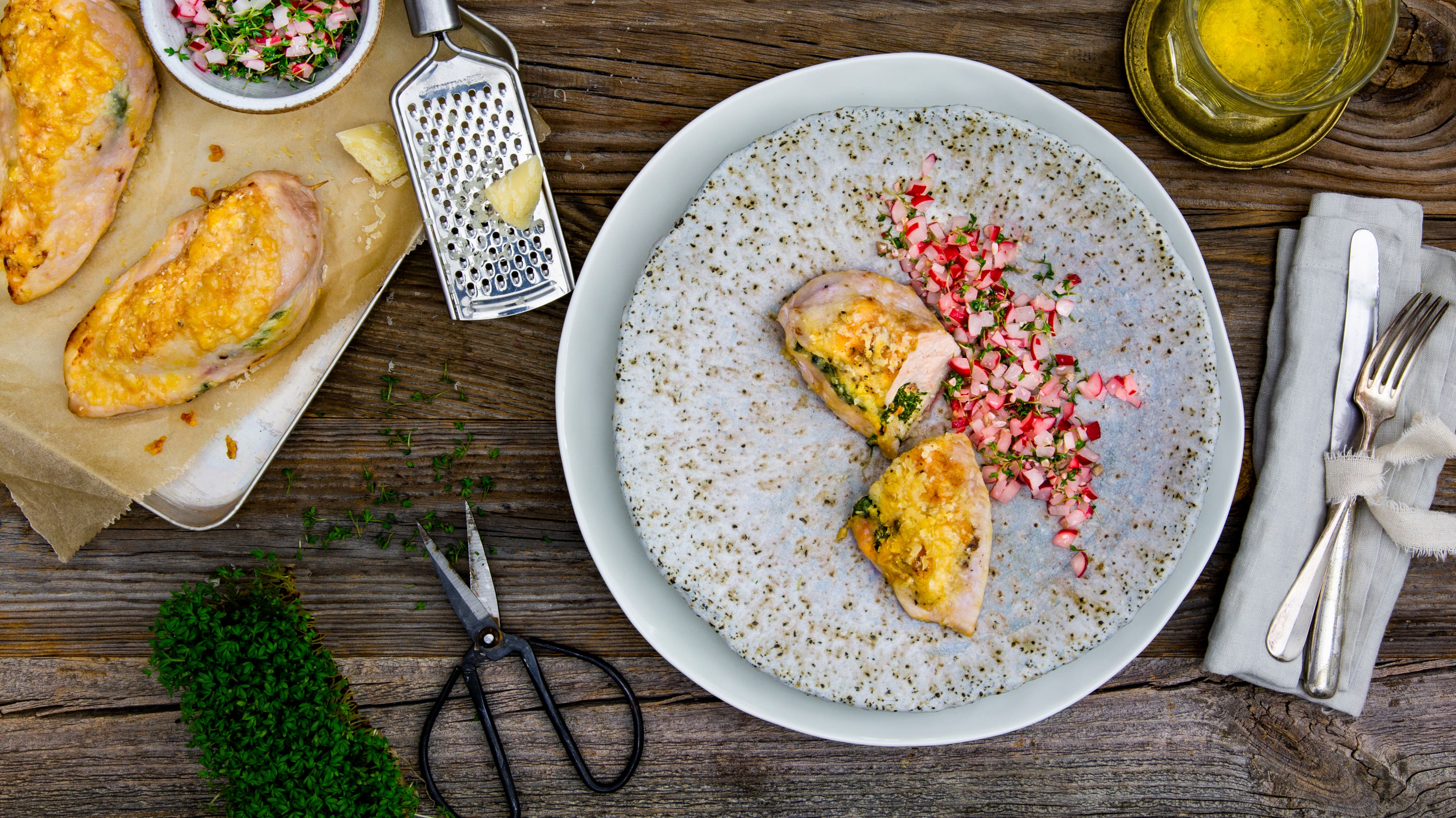 Gefüllte Hähnchenbrust Bereiten Sie mit unserem Rezept eine saftige gefüllte Hähnchenbrust mit Blattspinat und Parmesan zu und servieren Sie damit eine leckere Mahlzeit mit Radieschen-Salsa.