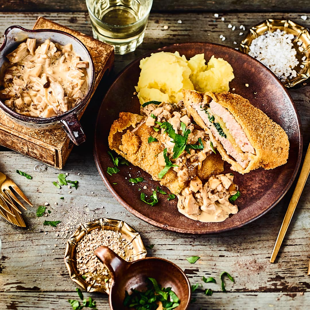 Bereiten Sie mit unserem Rezept saftige, mit Petersilie gefüllte, Jägerschnitzel zu. Dazu gibt es eine cremige Pilzsauce mit Sahne.
