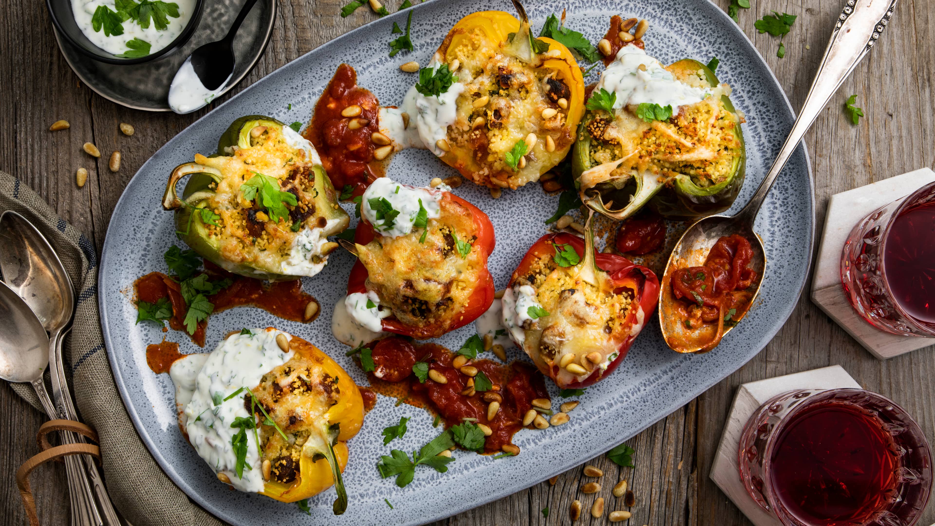 Gefüllte Paprika mit Couscous Gefüllte Paprika gibt es in vielen Variationen, aber unsere Variante mit Couscous und einer selbstgemachten Joghurt-Sauce ist mit vielen Gewürzen und Pinienkernen besonders aromatisch.
