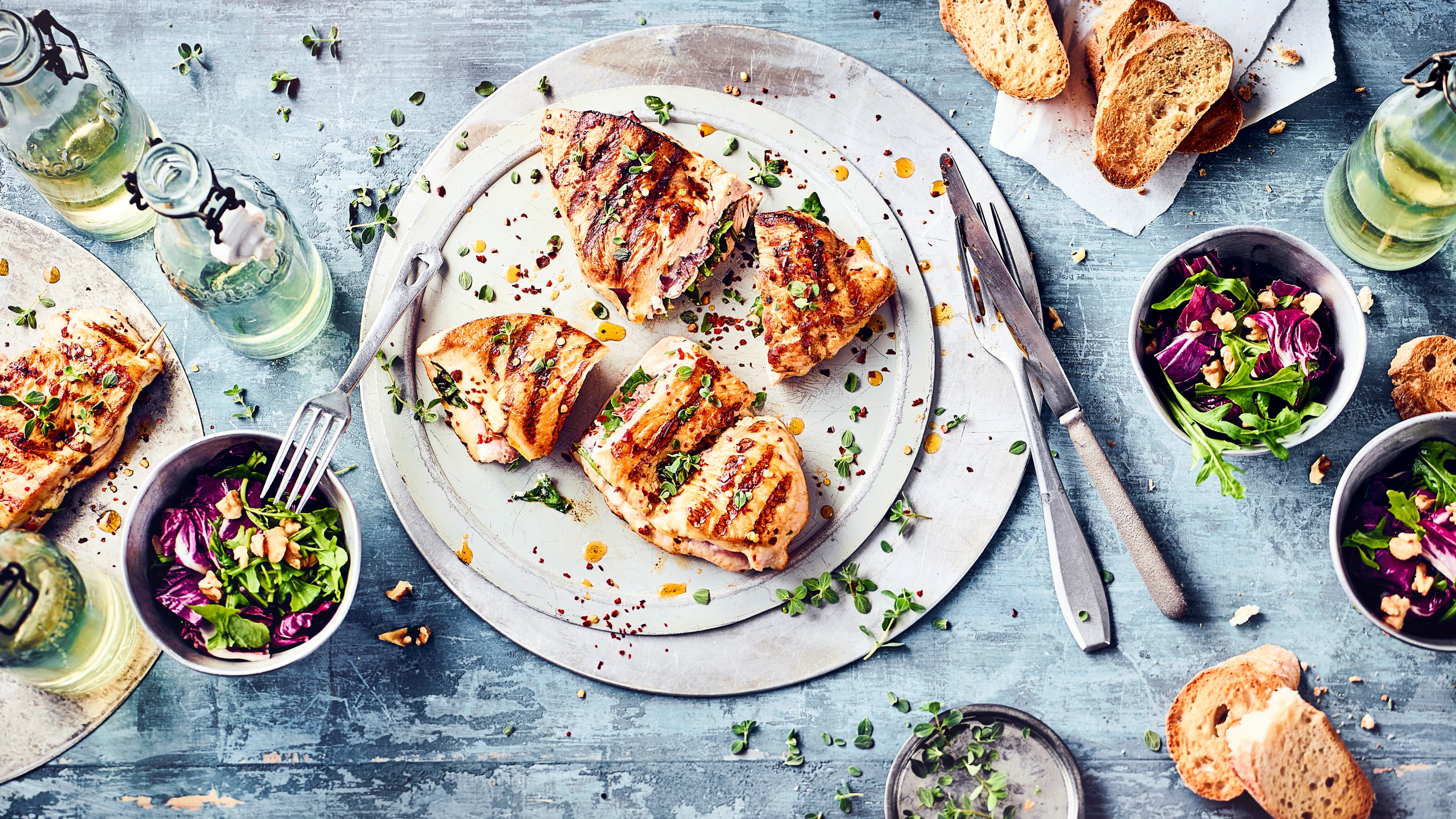 Gefülltes Putenschnitzel Unser Rezept für Gefülltes Putenschnitzel ist eine leckere Abwechslung für den Grill. Saftige Putenschnitzel mit Rucola, Parmesan und Speck gefüllt.
