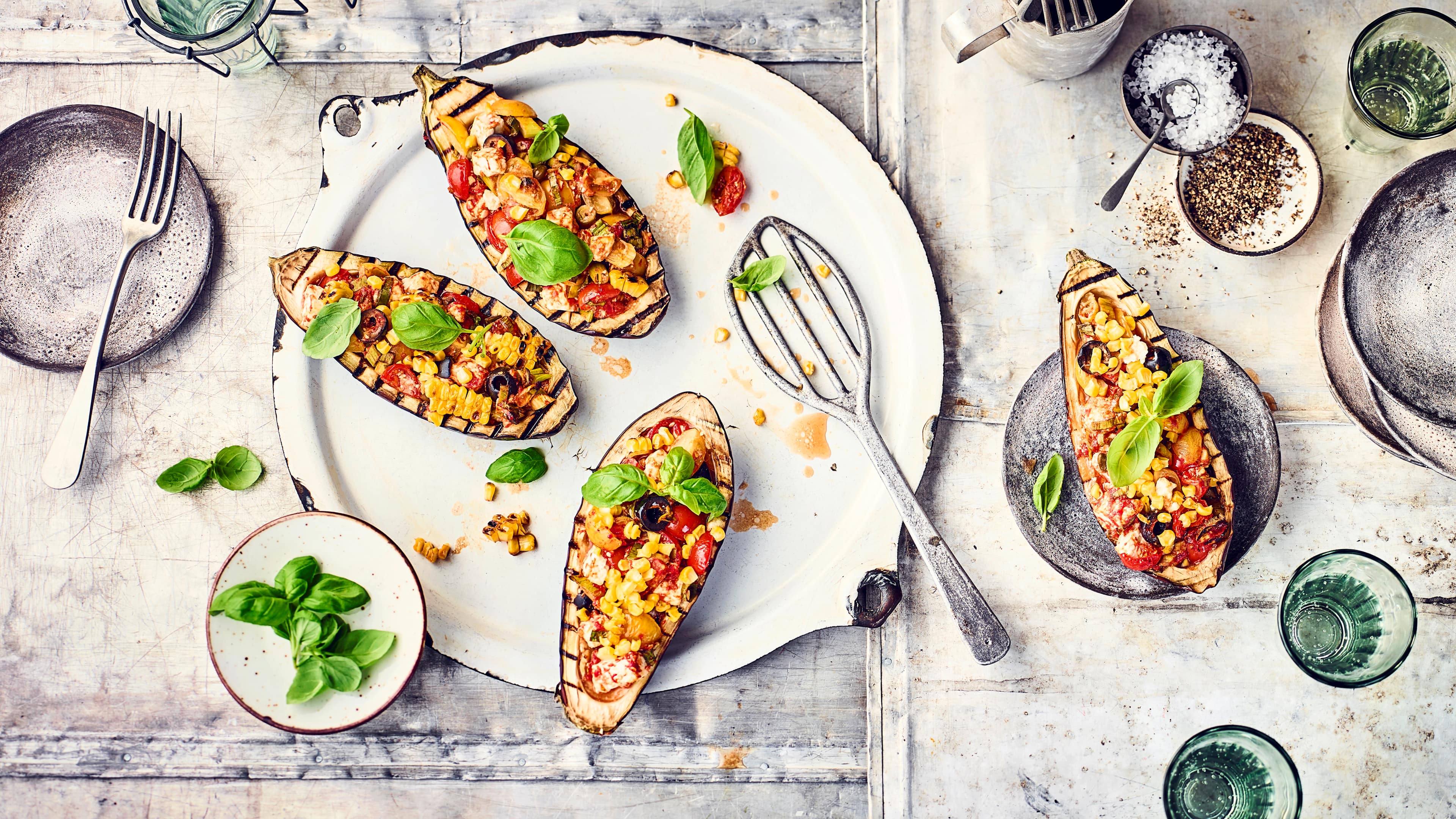 Gegrillte Auberginen Als Beilage fast zu schade, denn dieses Rezept kann es mit jedem Hauptgericht aufnehmen: Gegrillte Auberginen, gefüllt mit Mais, Tomaten, Feta und schwarzen Oliven.