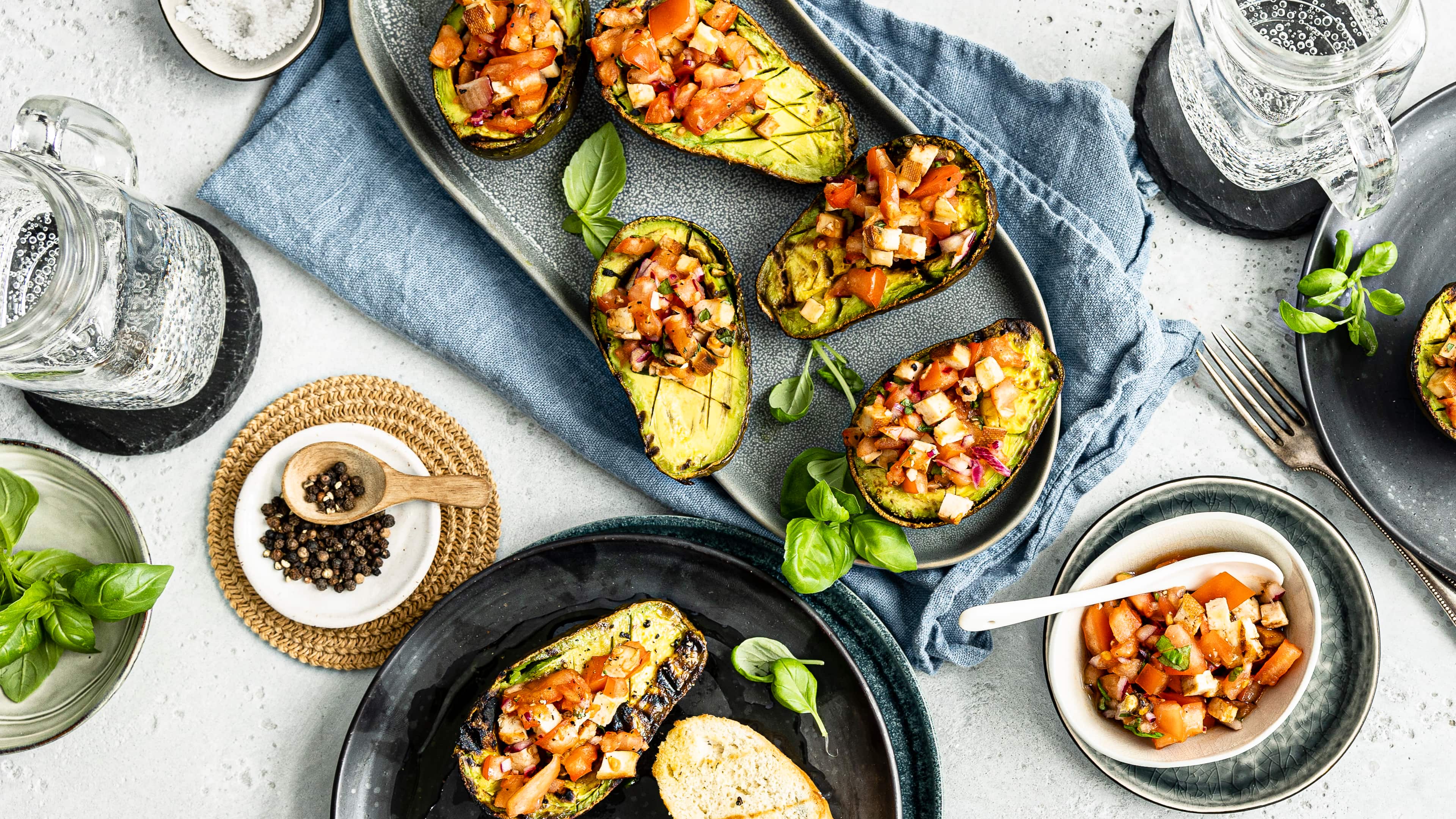 Gegrillte Avocado mit Tomaten-Tofu-Füllung Gegrillte Avocado mit Tomaten-Tofu-Füllung