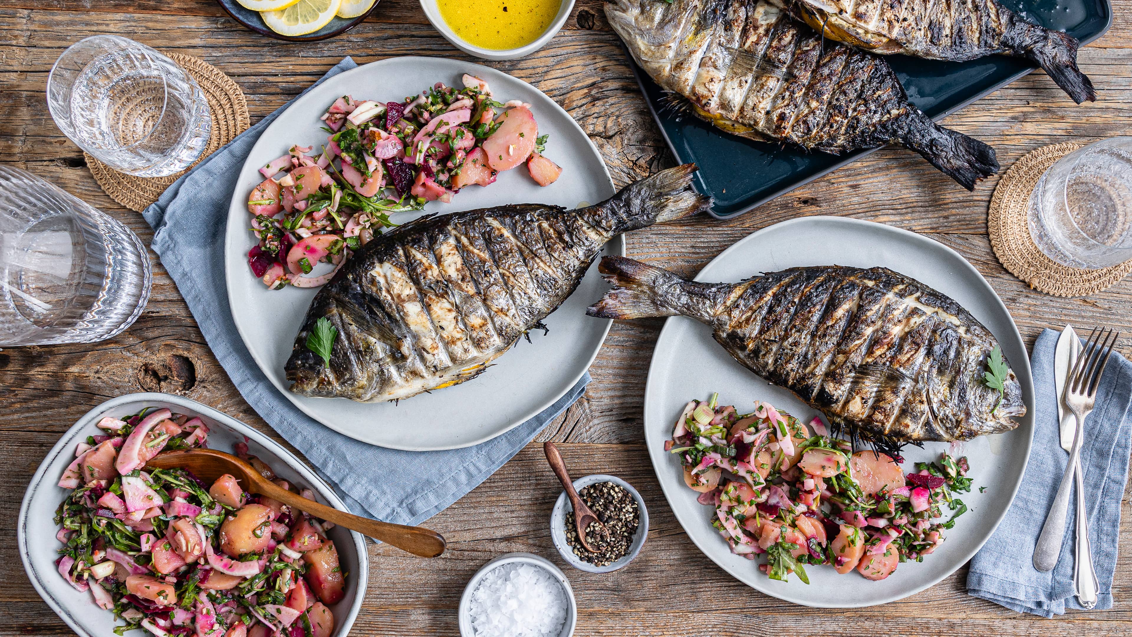 Mithilfe unseres Rezepts für gegrillte Dorade kombinieren Sie frischen Fisch mit einem leckeren-Kartoffel-Fenchel-Salat. Probieren Sie es aus!