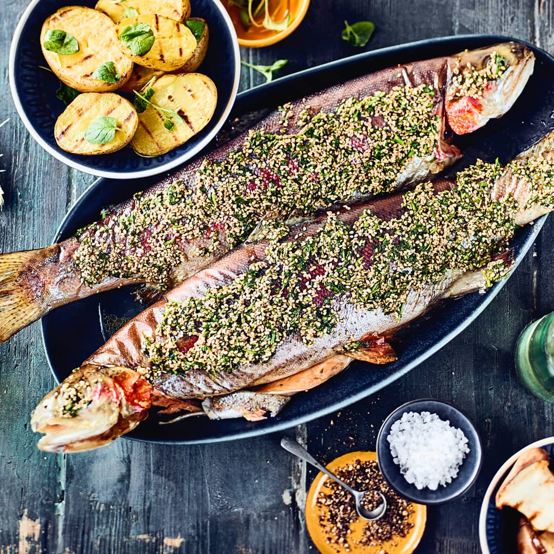 Exklusives vom Grill für Ihre Gäste: Probieren Sie unsere Forelle mit pikanter Kräuterbutter-Sesam-Füllung und leckerem Paprika-Pilz-Gemüse!