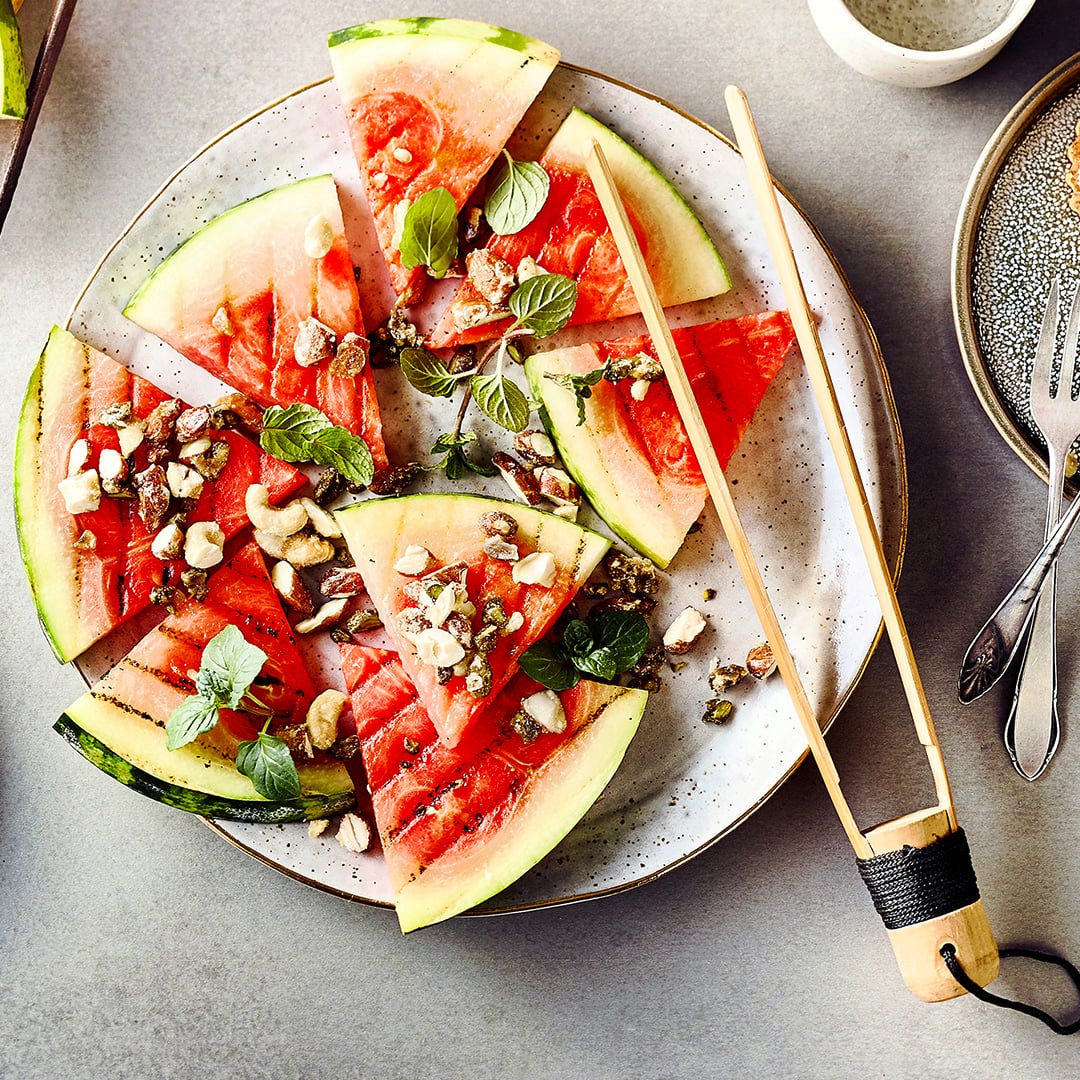 Weshalb das Dessert nicht auch auf dem Grill zubereiten? Die Süße der Wassermelone harmoniert perfekt mit den angerösteten Nüssen und dem cremigen gegrillten Eis.