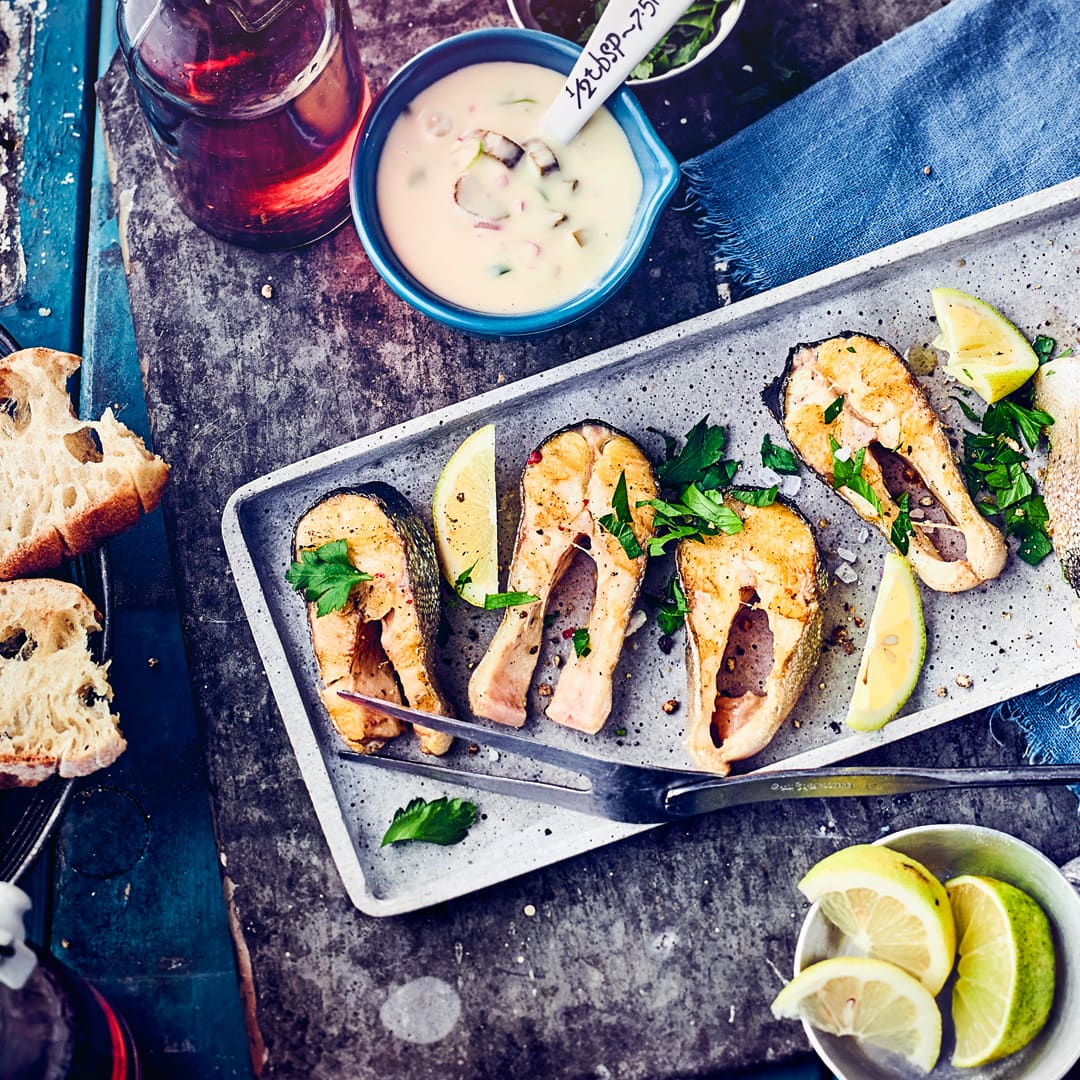 Es müssen nicht immer zur Würstchen uns Steaks auf dem Grill sein – Probieren Sie doch einmal unser Rezept für gegrillten Hecht mit selbstgemachter Limetten-Mayonnaise!