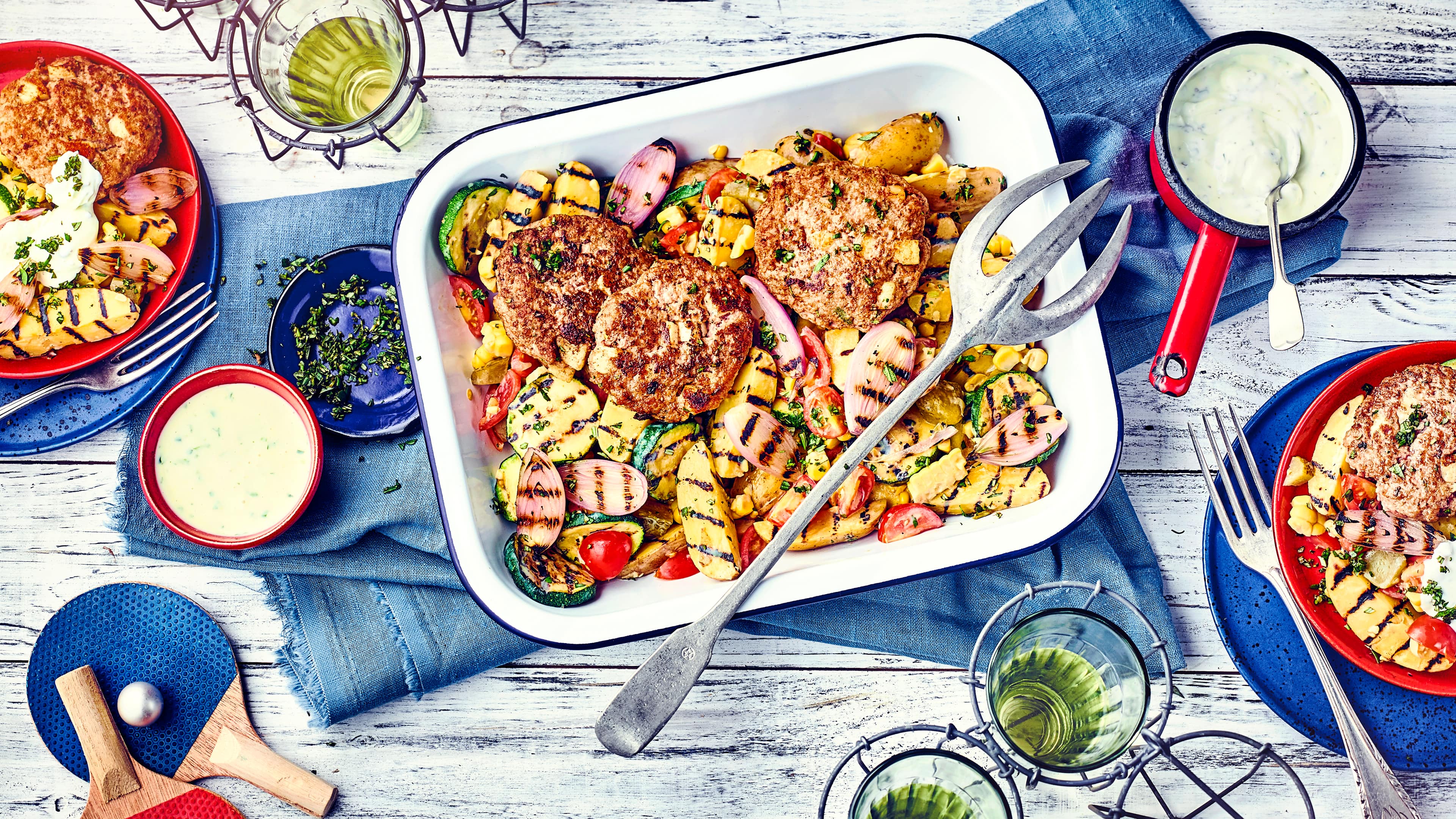 Gegrillter Kartoffelsalat Dieses mediterrane Gericht ist fast schon ein ganzes Menü: Probieren Sie unseren gegrillten Kartoffelsalat mit Zucchini, Genwürzgurke und frischem Mais an Holunder-Senf-Dressing, dazu Halloumi-Burger und Kräuterquark-Dip!