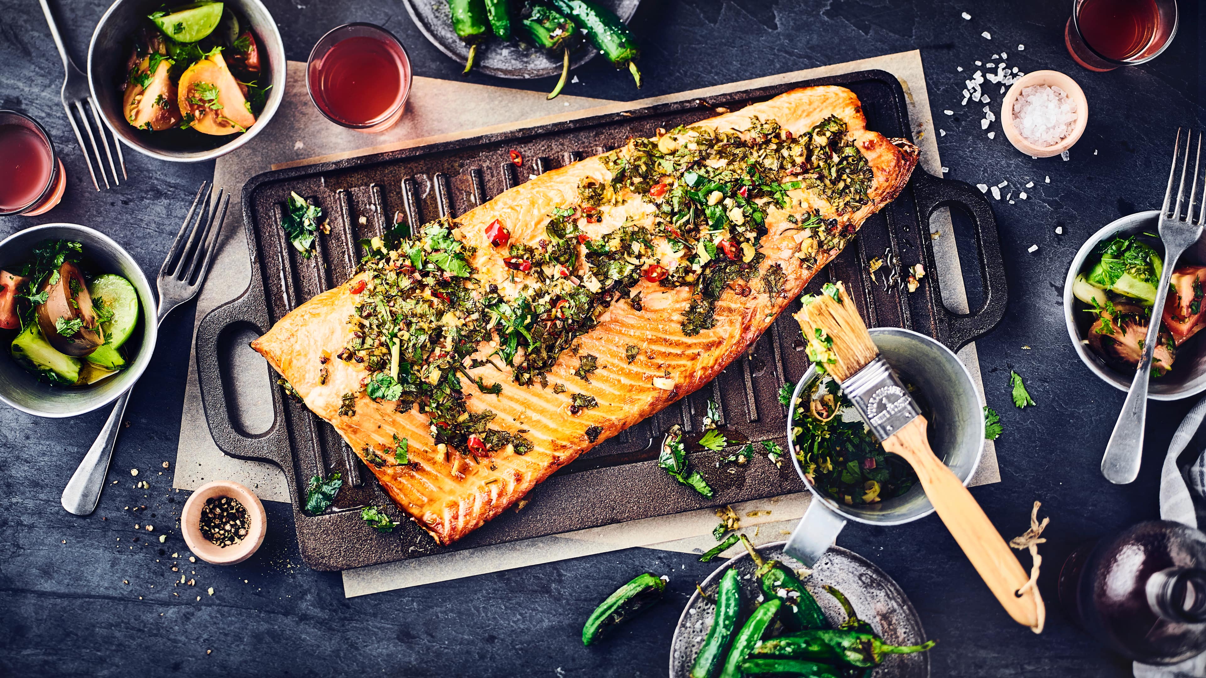 Gegrilltes Lachsfilet Grillgenuss vom Feinsten: Wildlachsfilet mit sommerlichem Tomaten-Salat und Pimentos: Für echte Genießer!