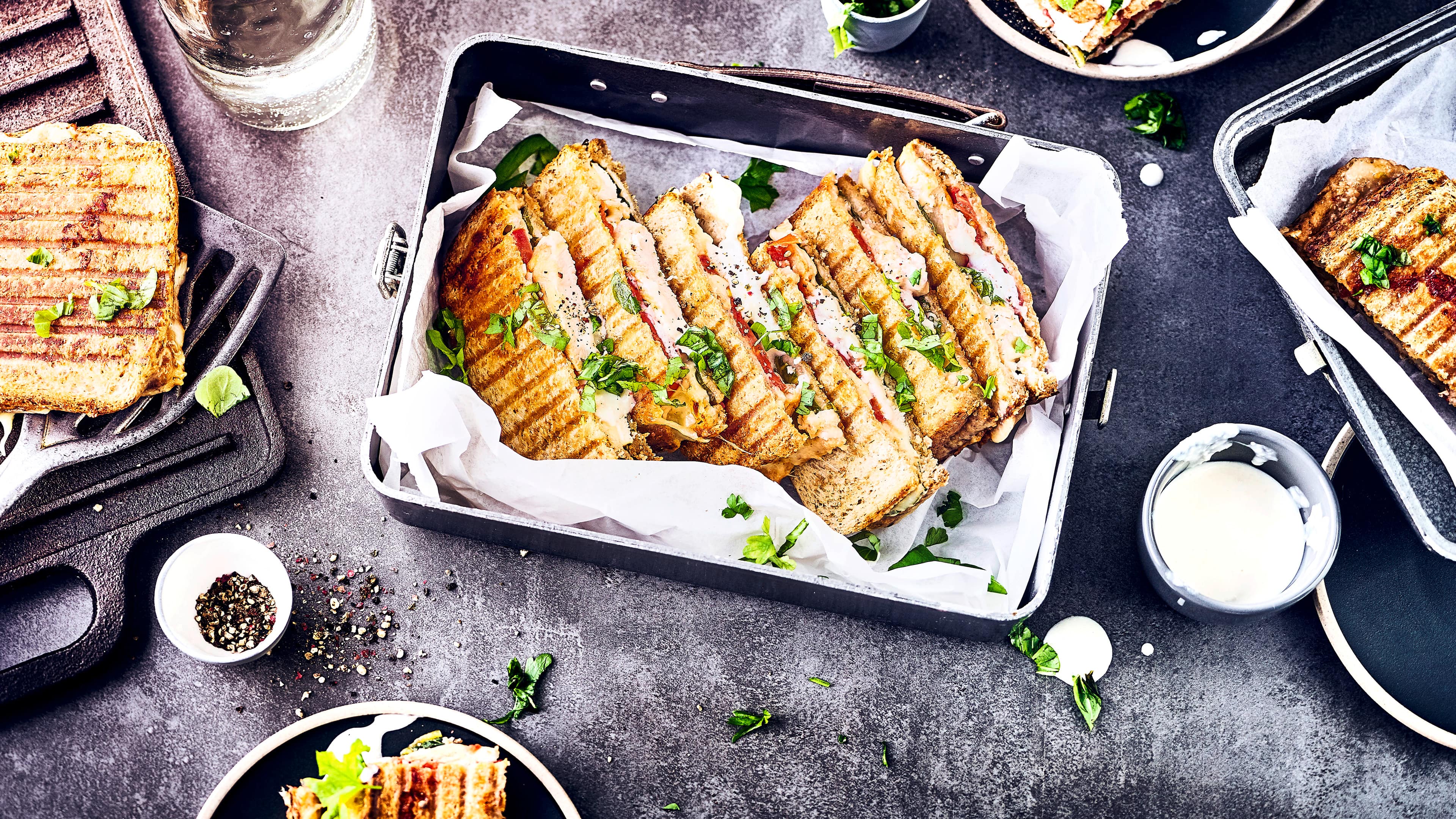 Gegrilltes-Chicken-Cheese-Sandwich Das schmeckt nicht nur in Amerika: Fordern Sie den Sandwichmaker doch einmal hinaus und probieren das Gegrillte-Chicken-Cheese-Sandwich mit selbstgemachter Ceasar-Sauce.