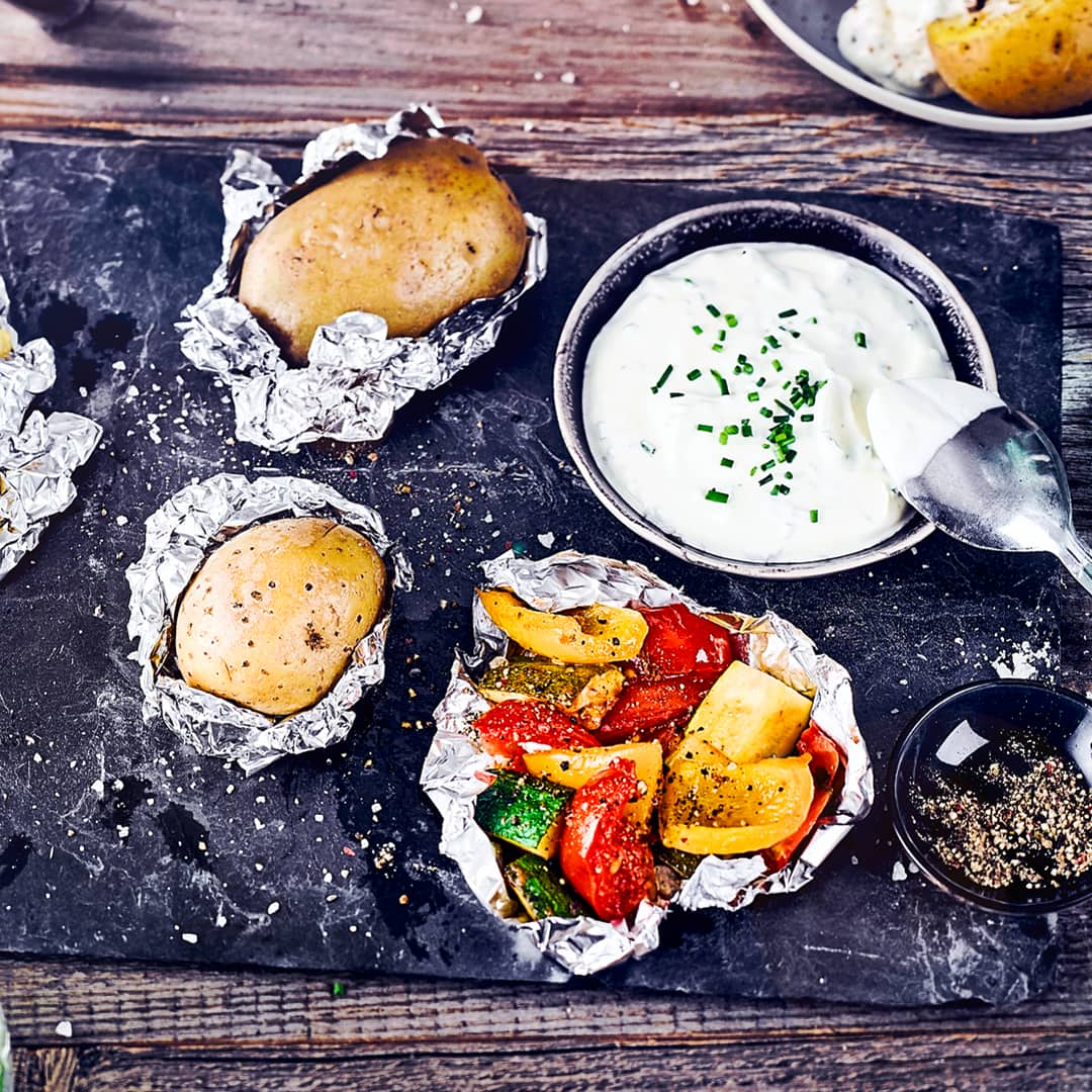 Eine super leckere Beilage vom Grill: Kartoffeln, Paprika, Zucchini und Tomaten in Alufolie gegrillt mit einer Sour Cream.