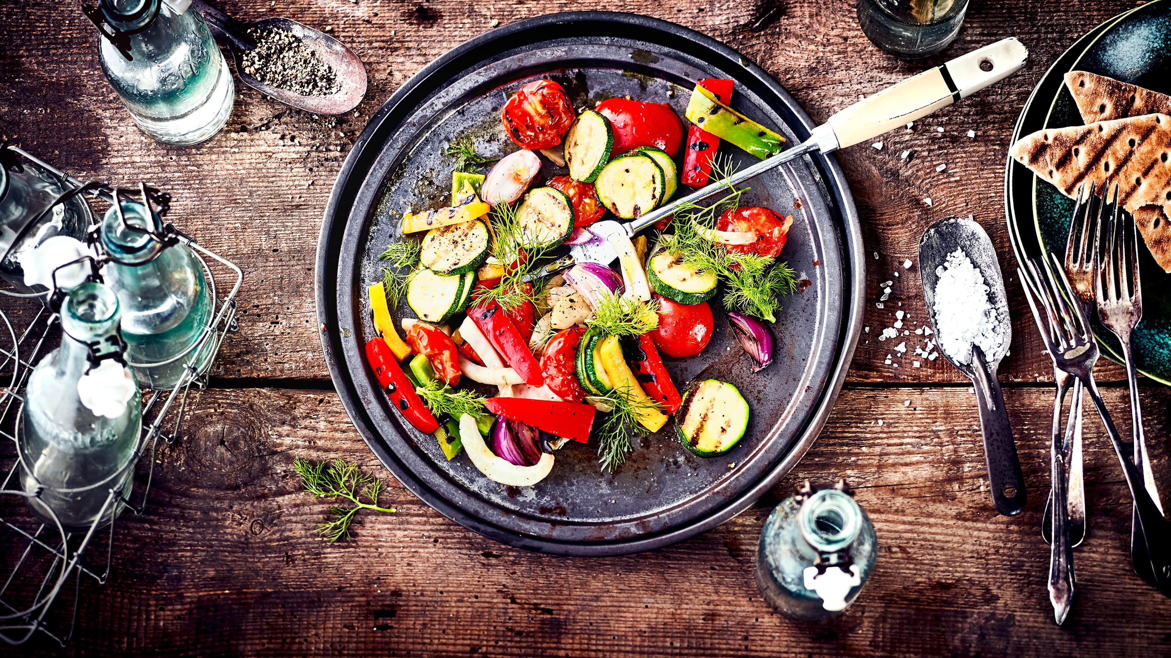 Gemüse vom Grill Frisches, knackiges Gemüse gegrillt, mit Orangensaft beträufelt und mit einer Orangen-Kräutermischung bestreut.