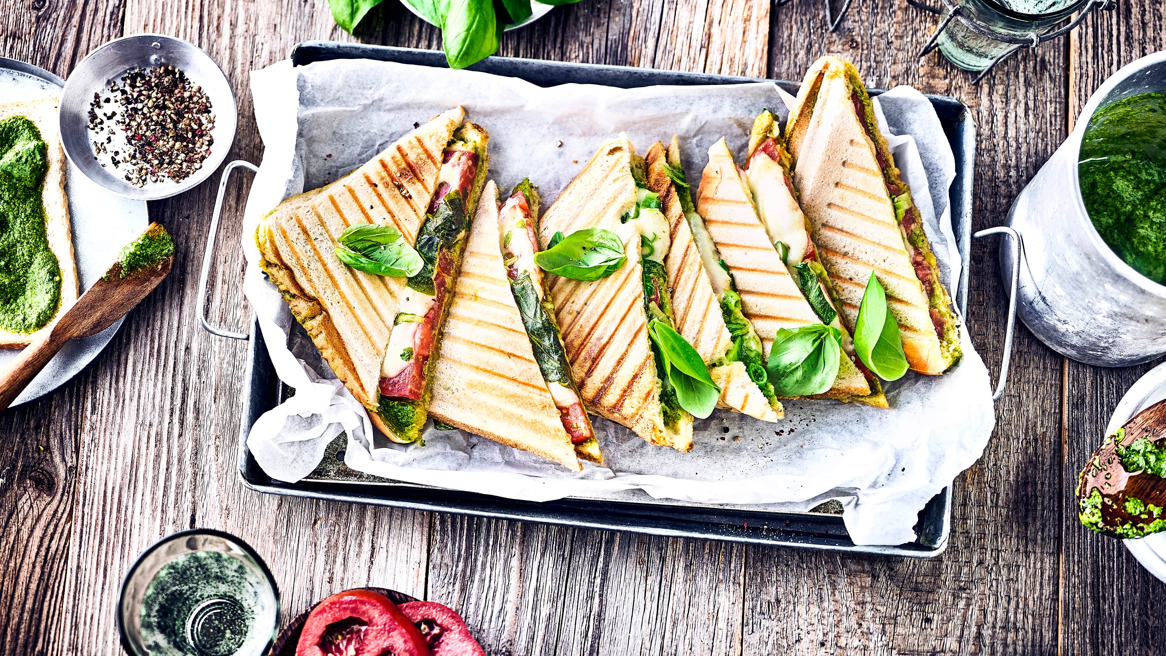 Gegrilltes Tomate-Mozzarella-Toast mit grünem Pesto Ruck-Zuck ab in den Sandwichmaker und direkt genießen. Das gegrillte Tomate-Mozzarella-Toast mit selbstgemachtem grünem Pesto ist unsere besonders leckere Variante der leckeren Sandwiches.