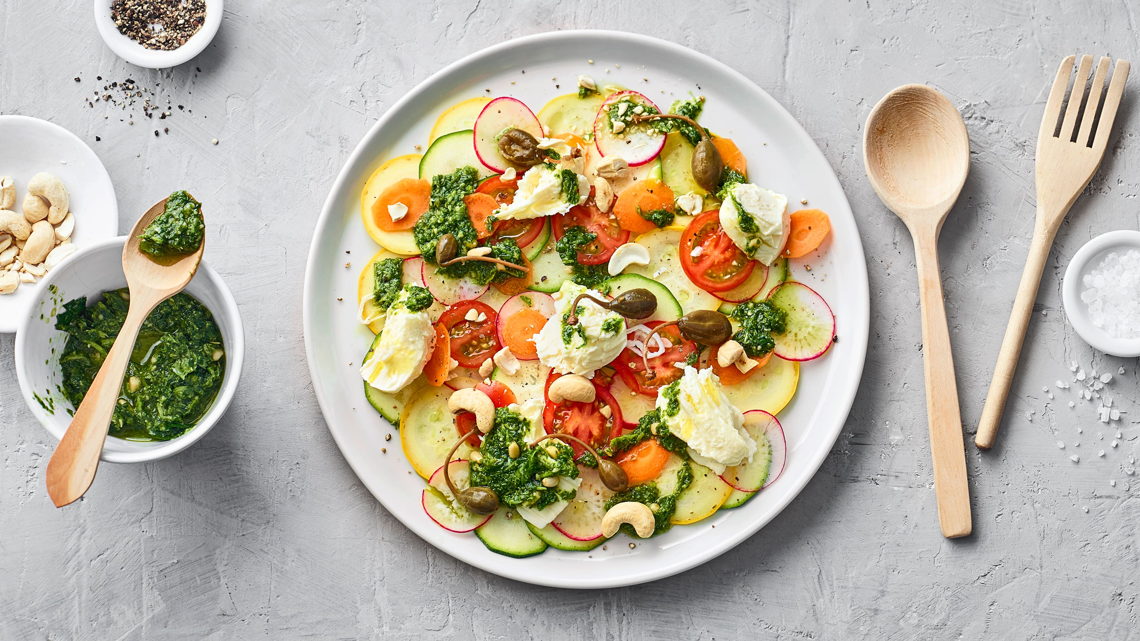 Gemüse-Caprese mit Pesto Unser Tipp für einen leckeren Sommersalat: Probieren Sie Gemüse-Caprese mit Petersilienpesto und Cashewkernen – in 20 Minuten auf dem Tisch!
